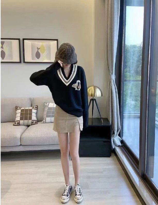 Gucci Gucci Black bee embroidery V-neck wool sweater 2501-Nextarr Size US S / EU 44-46 / 1 - 9 Thumbnail