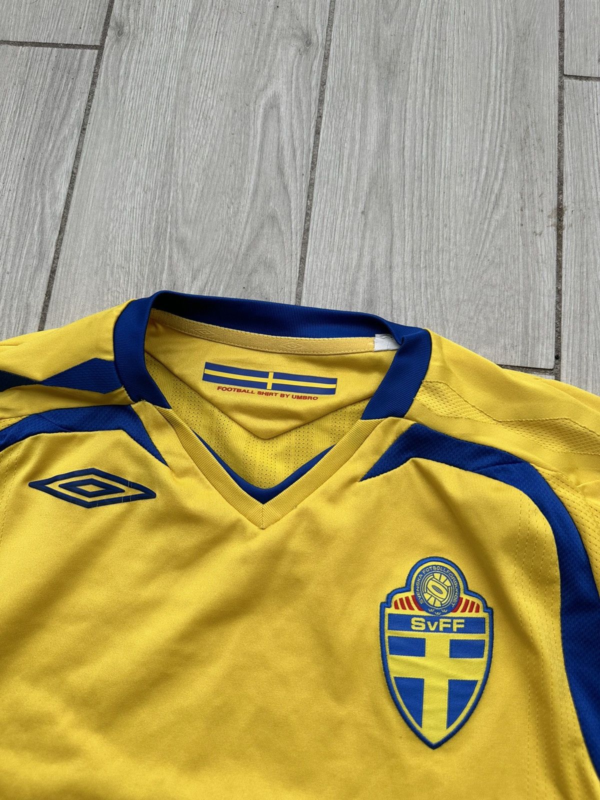 Umbro SWEDEN SVERIGE 2009 SIZE M UMBRO FOOTBALL SHIRT Size US M / EU 48-50 / 2 - 4 Thumbnail