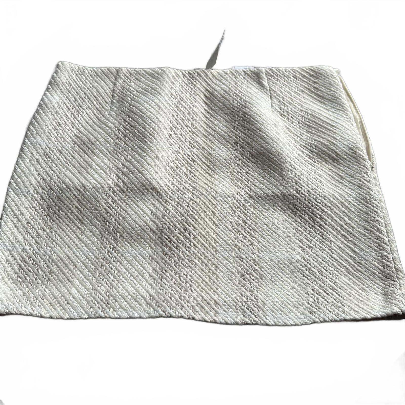 Designer H&M Knit skirt nwt Size 40" / US 18 - 1 Preview