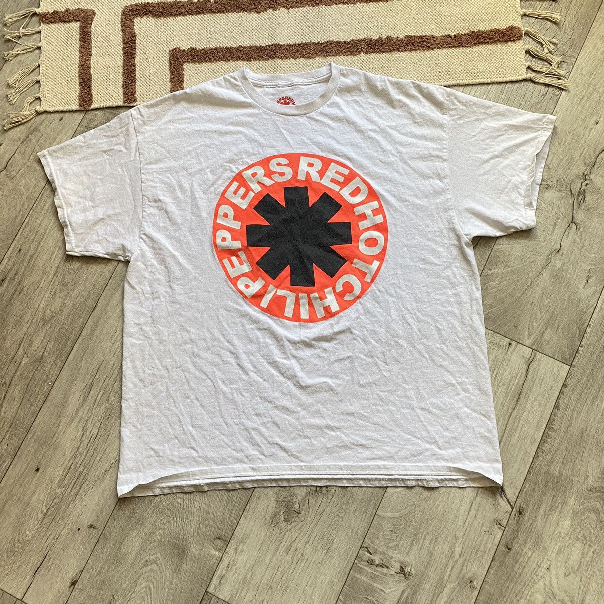 Band Tees RED HOT CHILI PEPPERS 2022-23 WORLD TOUR BIG LOGO T SHIRT Size US XXL / EU 58 / 5 - 1 Thumbnail