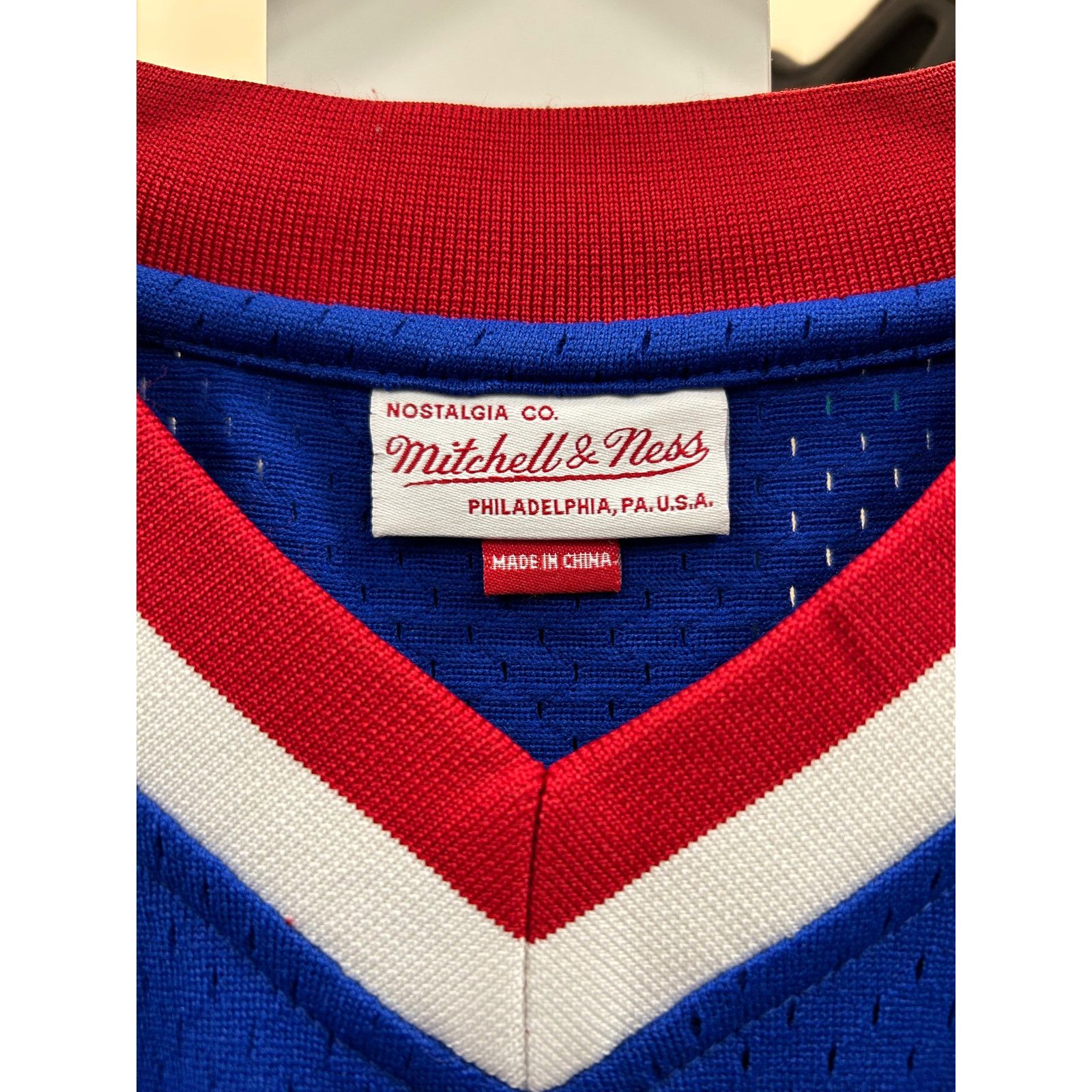 Mitchell & Ness Philadelphia 76ers "Hardwood Classics" V-neck mesh T-shirt Size US L / EU 52-54 / 3 - 4 Thumbnail