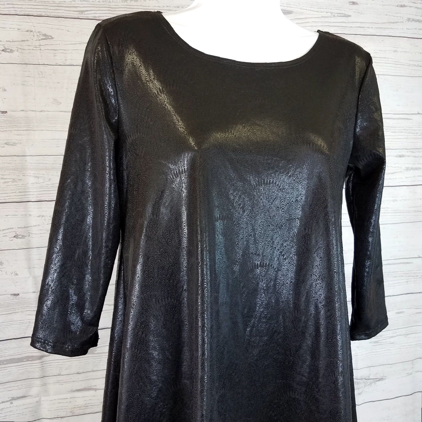 Vintage Lbisse Womens Tunic Top Small Black 3/4 Sleeve Shiny Feather Print Polyester Blend Tunic Dress Small Womens Feather Print Shiny Black 3/4 Sleeves Size S / US 4 / IT 40 - 2 Thumbnail