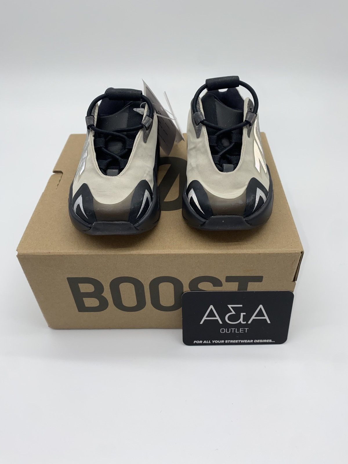 Adidas Yeezy Boost 700 MNVN Bone Infants US 4K Brand New Size US 4 / IT 34 - 8 Thumbnail