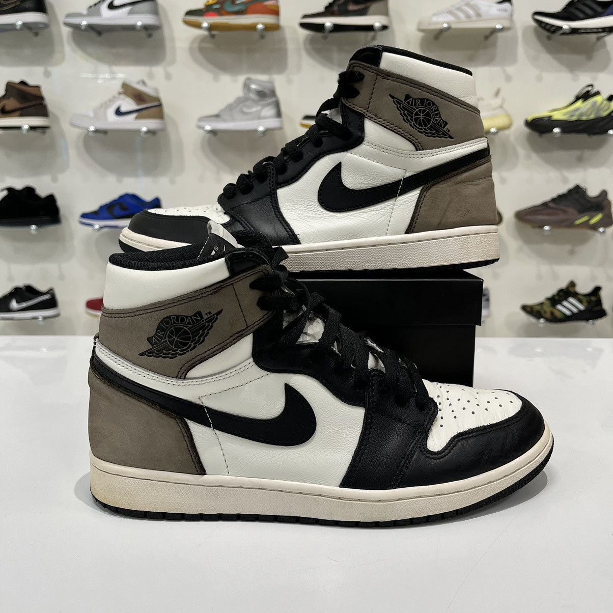 Nike Air Jordan 1 Retro High Dark Mocha Size US 10 / EU 43 - 1 Thumbnail
