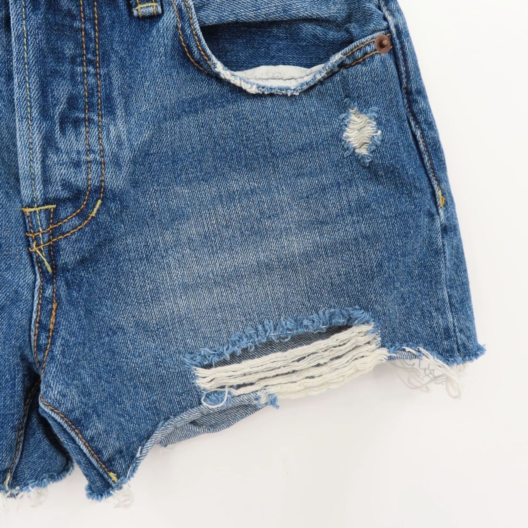 Free People Free People We The Free Women 24 Distressed Raw Hem Blue Denim Short Button Fly Shorts Regular Bohemian Casual Vintage? No Size 42" / US 20 - 3 Thumbnail