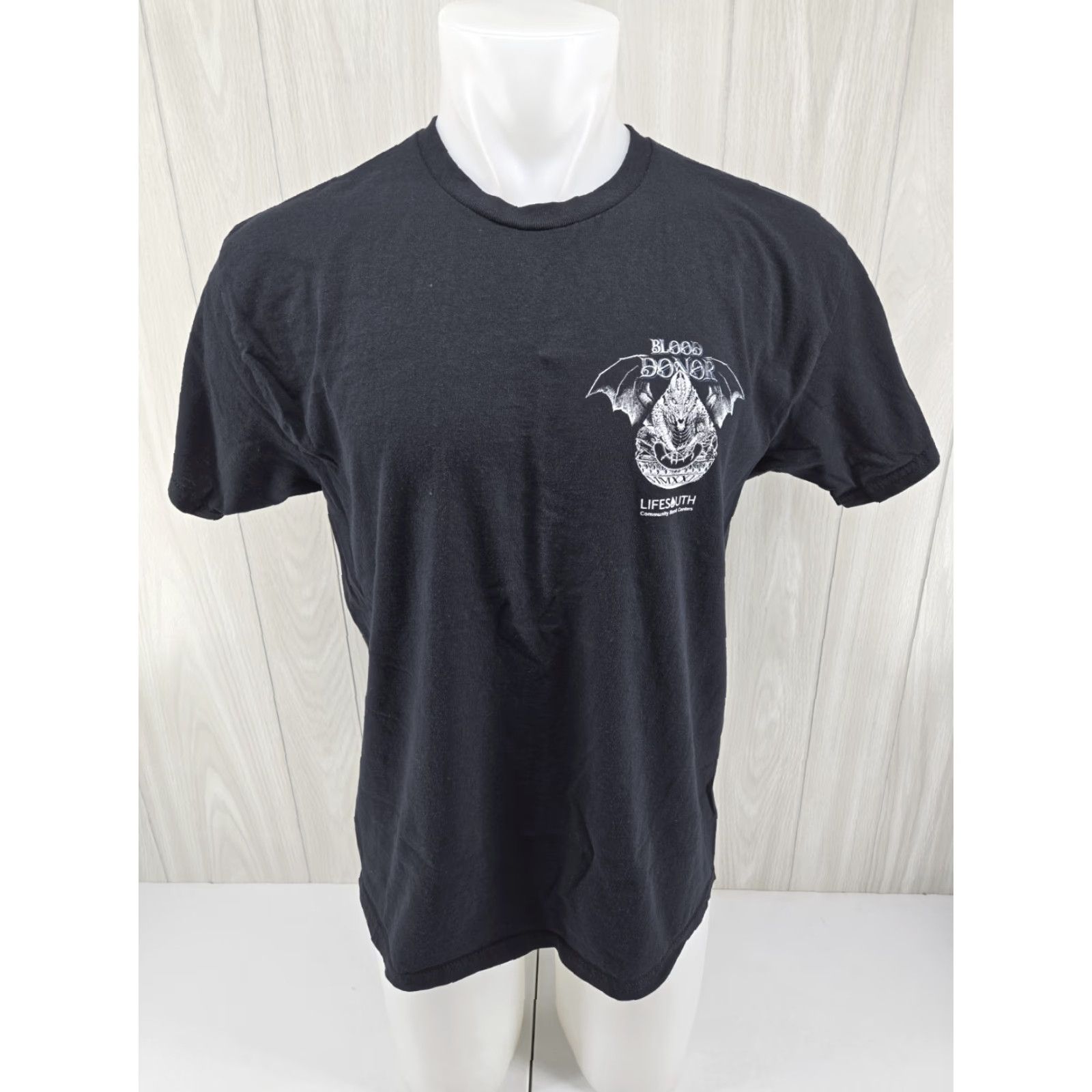Gildan DRAGON CON BLOOD DONOR ATLANTA 2022 T-SHIRT ADULT LARGE T-Shirt Black Cotton Gildan Men Short Sleeve Crew Neck Regular Vintage: No Event Theme 90s? Size US L / EU 52-54 / 3 - 3 Thumbnail