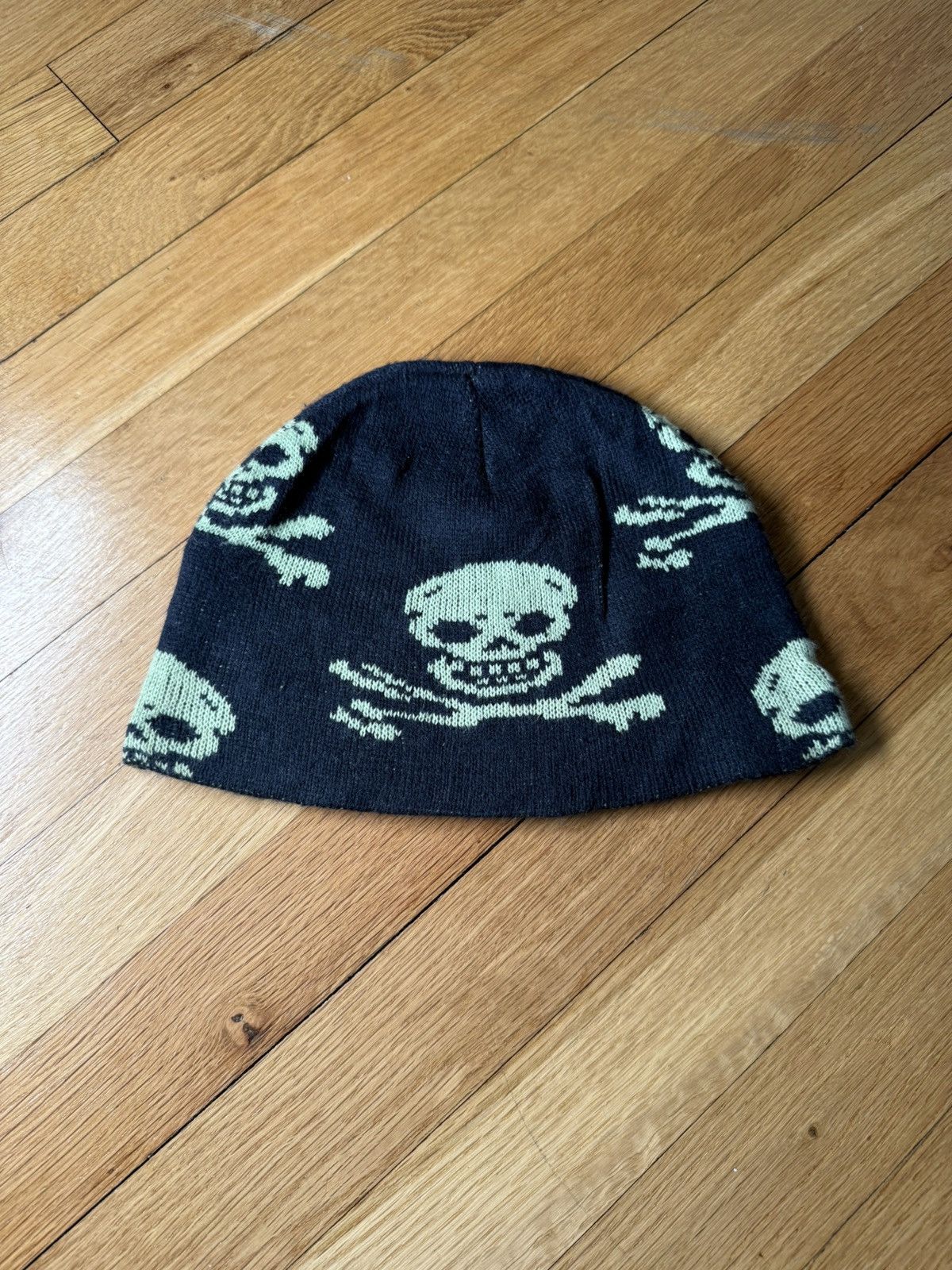 If Six Was Nine Black / Yellow Crossbones Skull Beanie Hat Size ONE SIZE - 2 Thumbnail