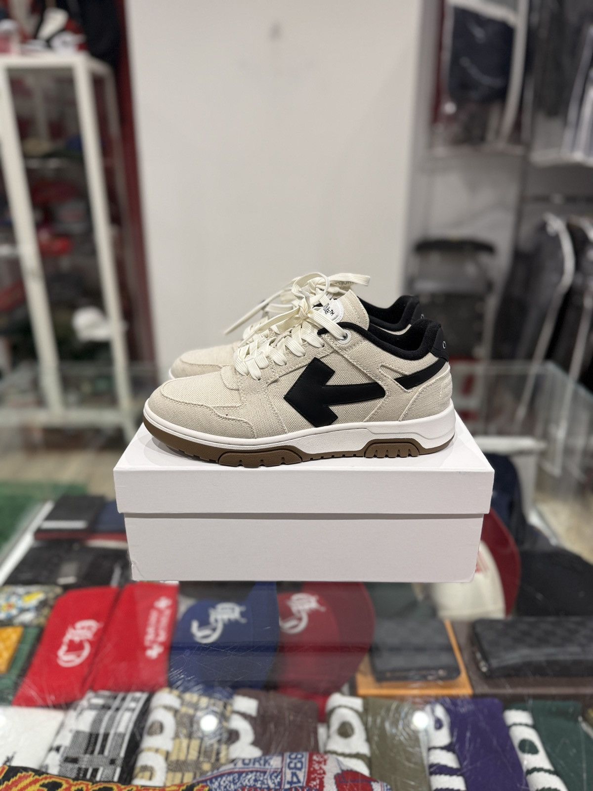 Off-White Off-White Out Of Office White Black Gum Size: 41 EU / 8 US Size US 8 / EU 41 - 2 Thumbnail