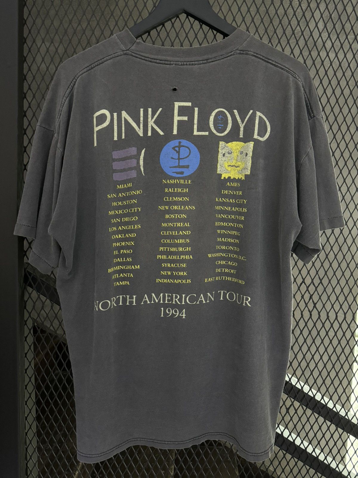Band Tees × Pink Floyd × Vintage Vintage 1994 Pink Floyd Division Bell Distressed and Faded Size US XL / EU 56 / 4 - 4 Thumbnail