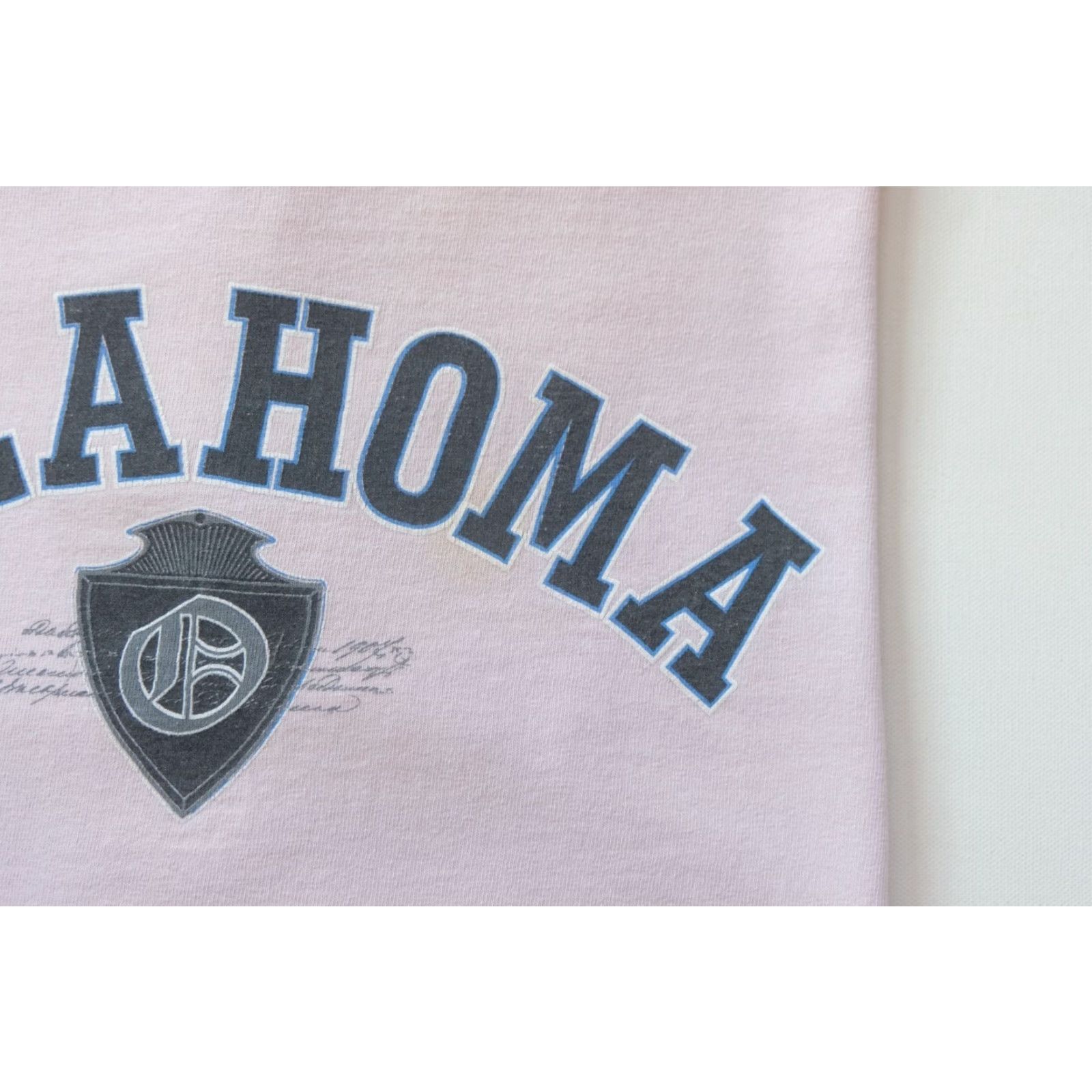 Gildan VINTAGE OKLAHOMA Y2K 90s RETRO MAP SEAL PINK GRAPHIC COTTON T SHIRT GILDAN SZ M Size US M / EU 48-50 / 2 - 4 Thumbnail
