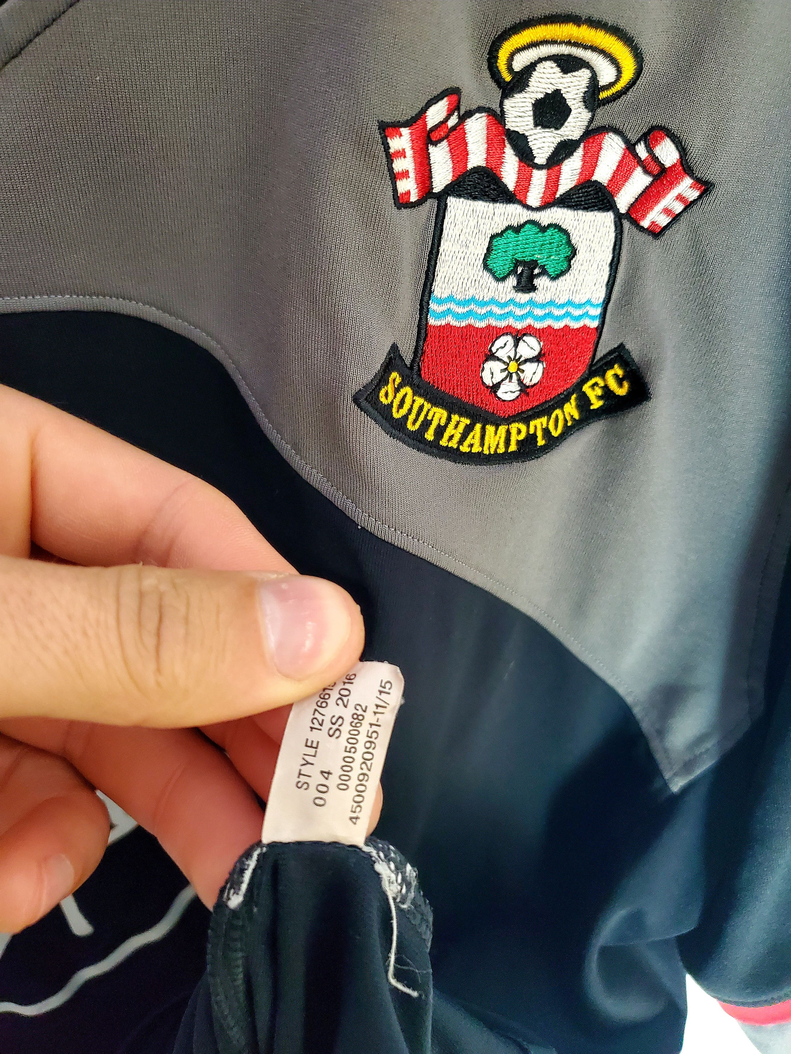 Under Armour SOUTHAMPTON 2016/2017 FOOTBALLJERSEY AWAY perfect condition Size US XL / EU 56 / 4 - 6 Thumbnail