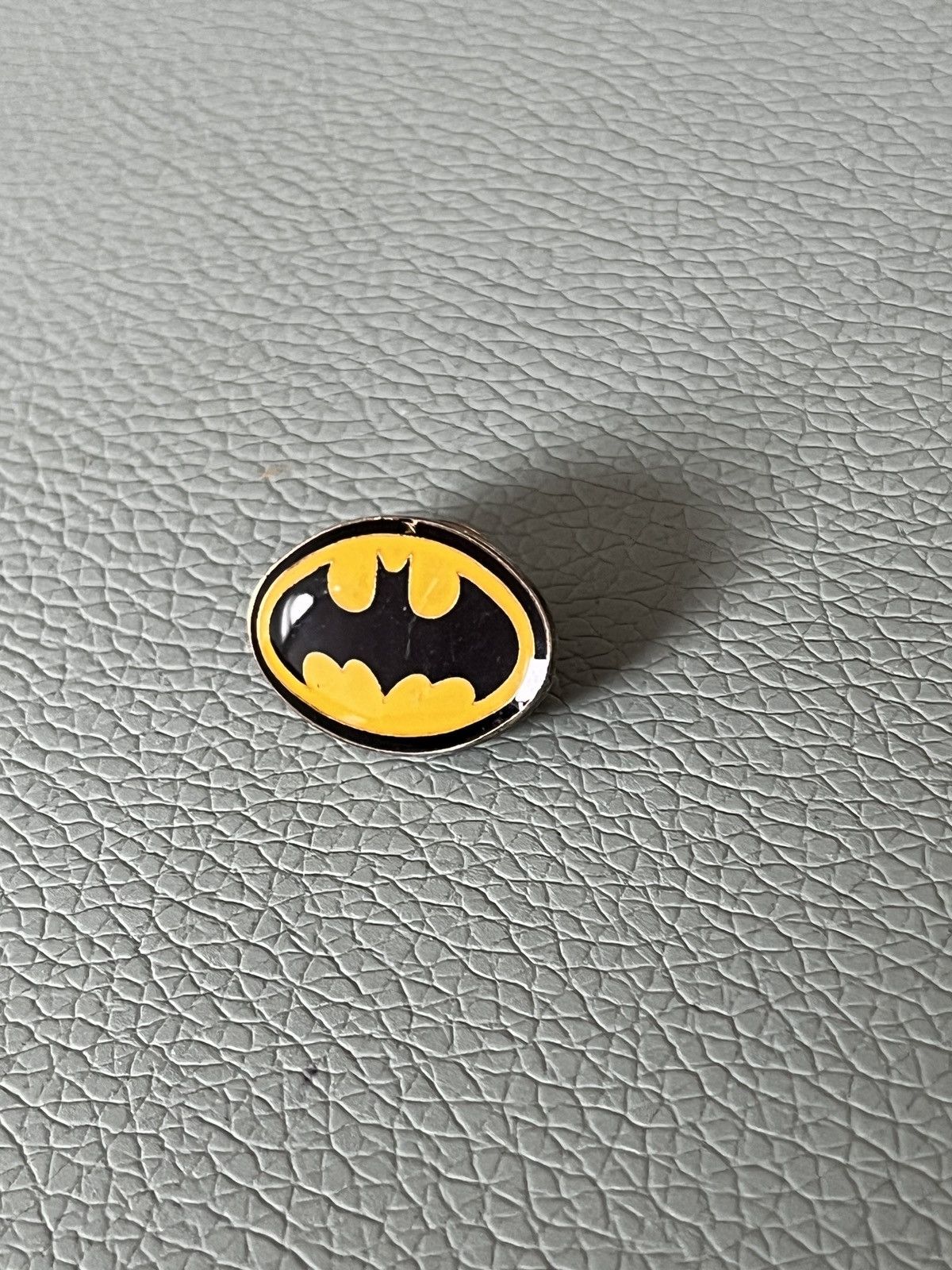 DC Comics × Marvel Comics Batman logo vintage pin Size ONE SIZE - 2 Thumbnail
