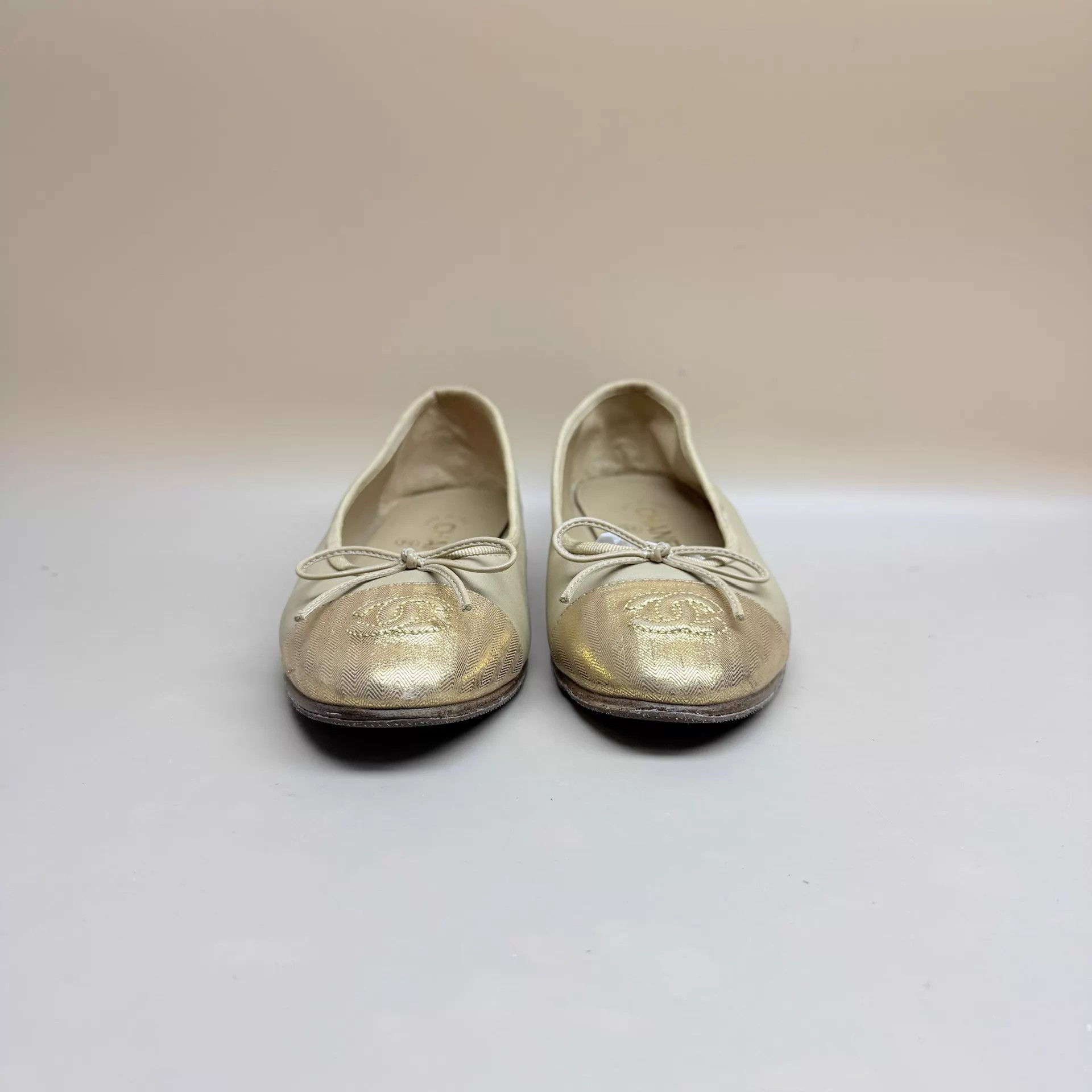 Chanel CHANEL Champagne Low-Heel Pumps Size 36 Mint Size US 5.5 / IT 35.5 - 2 Thumbnail