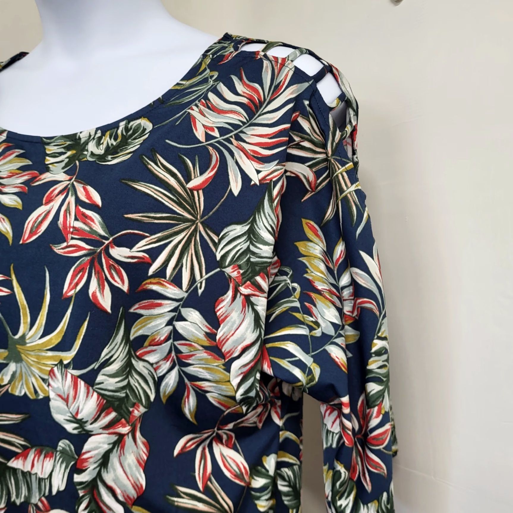 Vintage PERCEPTION CONCEPT Blouse Womens XL Blue Tropical Flower Cut Out Sleeves Floral Pattern 3/4 Sleeve Size XL / US 12-14 / IT 48-50 - 3 Thumbnail