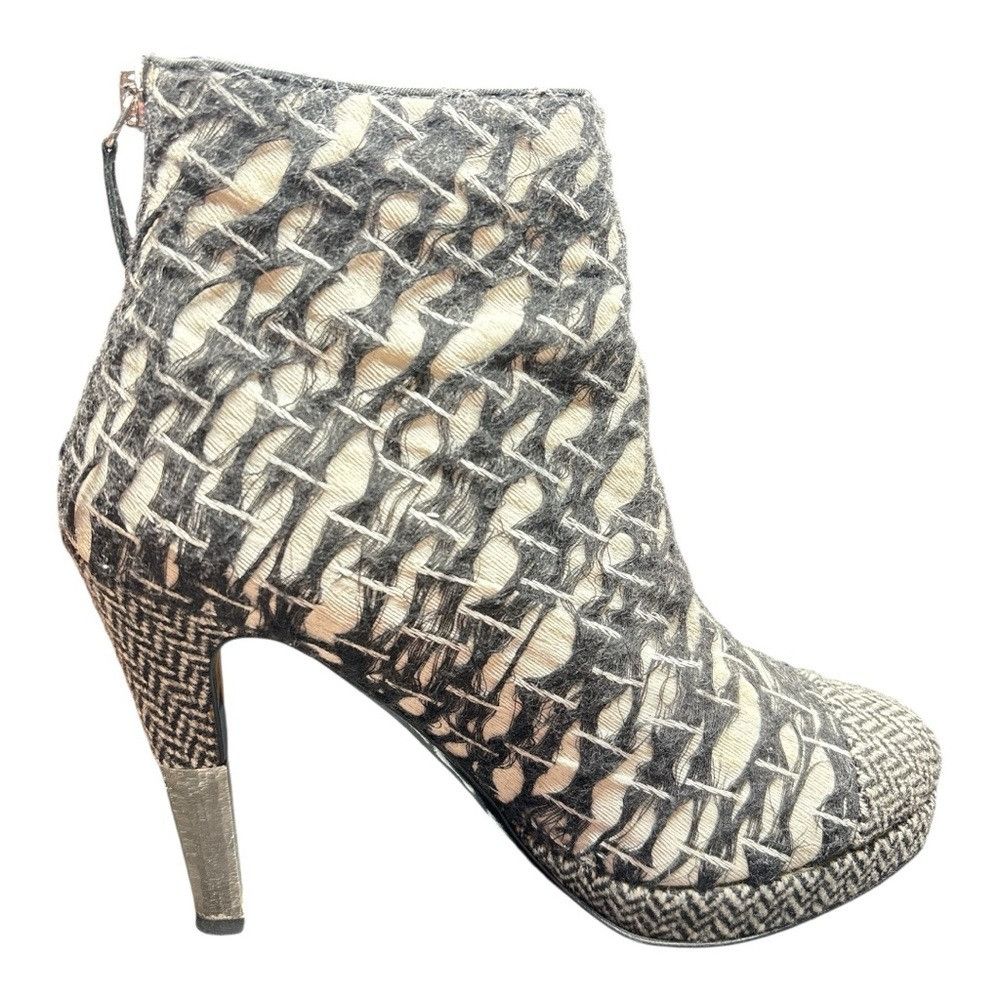 Chanel Chanel Tweed Zip Up Booties Black White CC Heels EU 39.5 US Size US 9.5 / IT 39.5 - 9 Thumbnail
