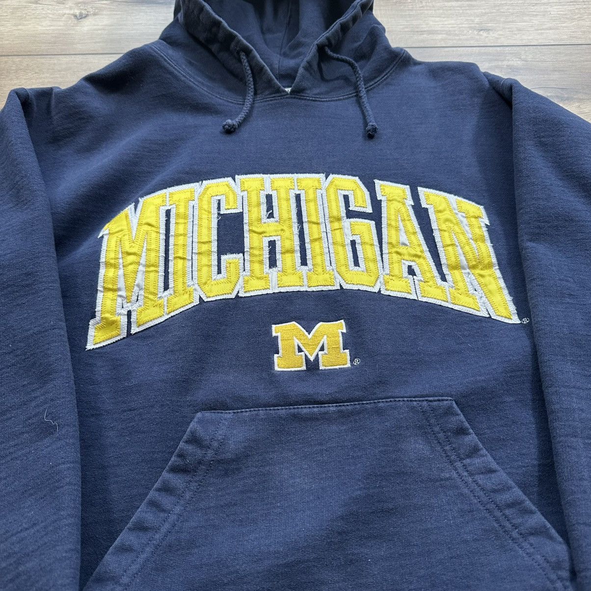 J. America Vintage 90s Michigan Wolverines Embroidered Pullover Hoodie Size US L / EU 52-54 / 3 - 6 Thumbnail