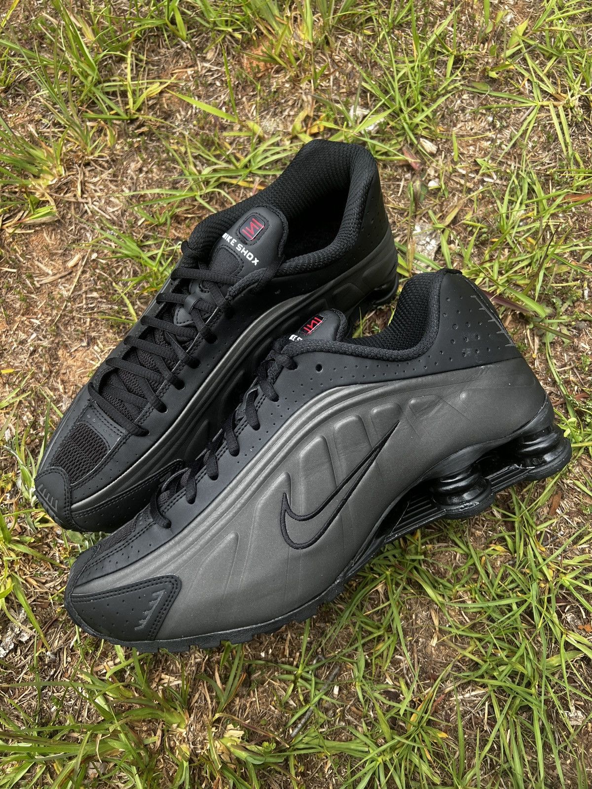 Nike CLEAN Nike size 10.5 Mens Shox R4 Triple Black shoes Size US 10.5 / EU 43-44 - 1 Thumbnail
