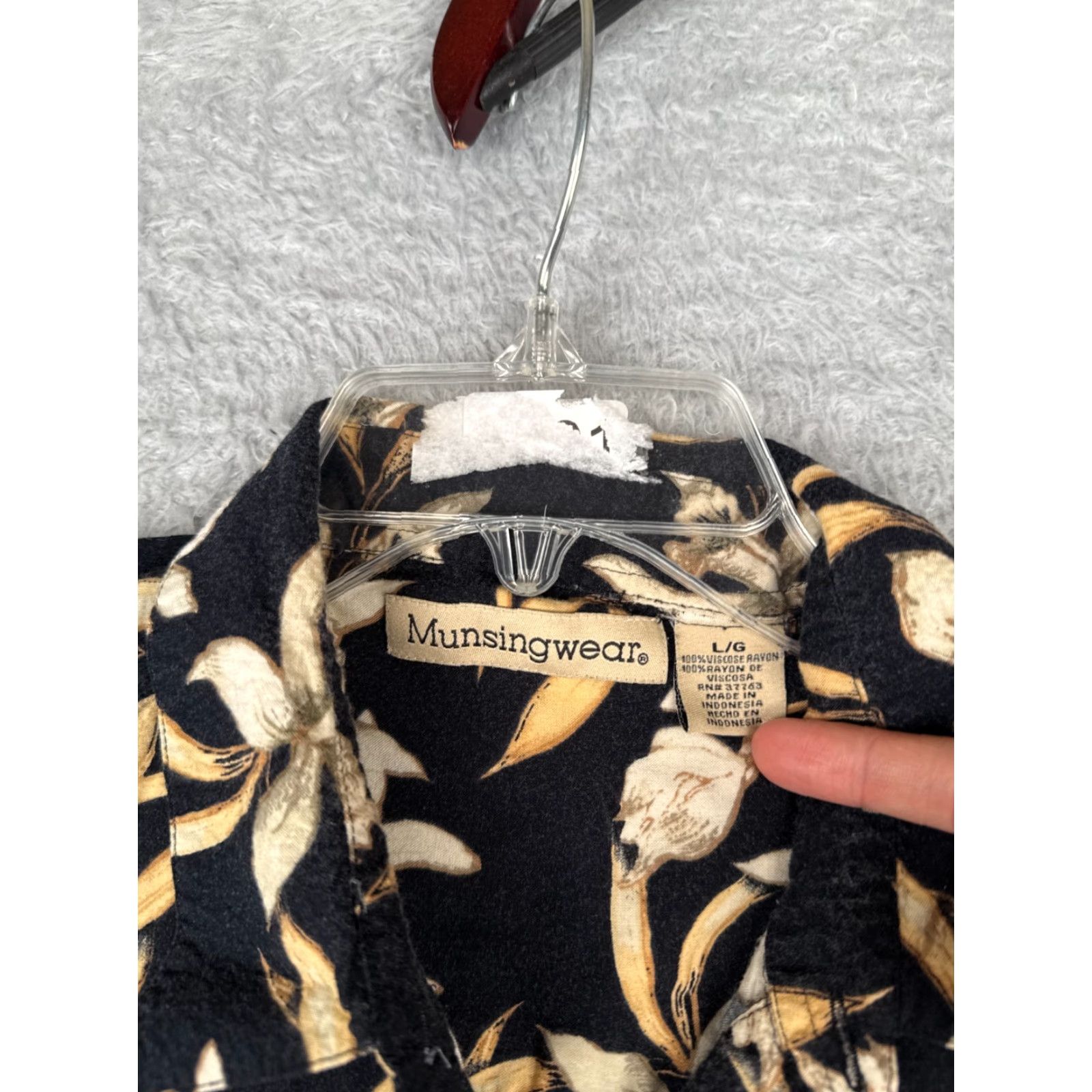 Vintage Munsingwear Shirt Mens Large Black Beige Floral Button Up Hawaiian 100% Rayon Size US L / EU 52-54 / 3 - 7 Thumbnail