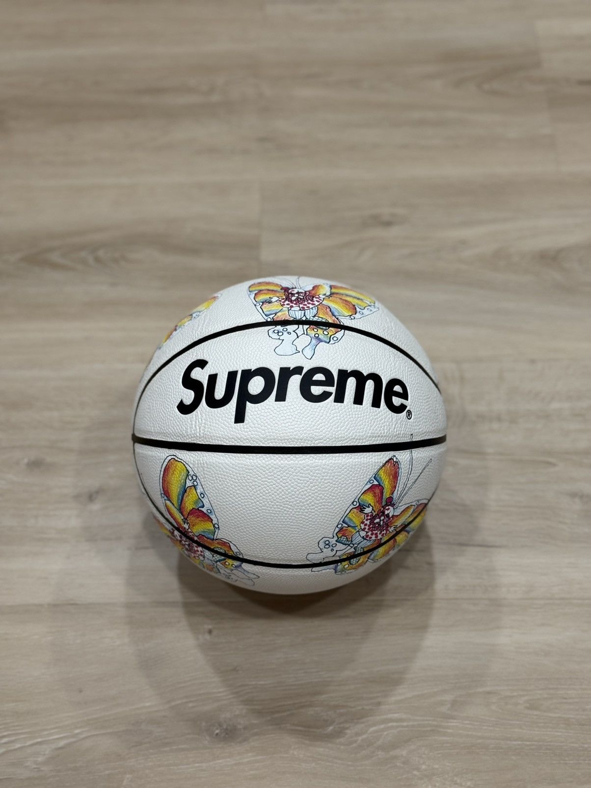 supreme Gonz Butterfly Basketball 新品 SUPREME GONZ BUTTERFLY SPALDING BASKETBALL WITH SHOOTING