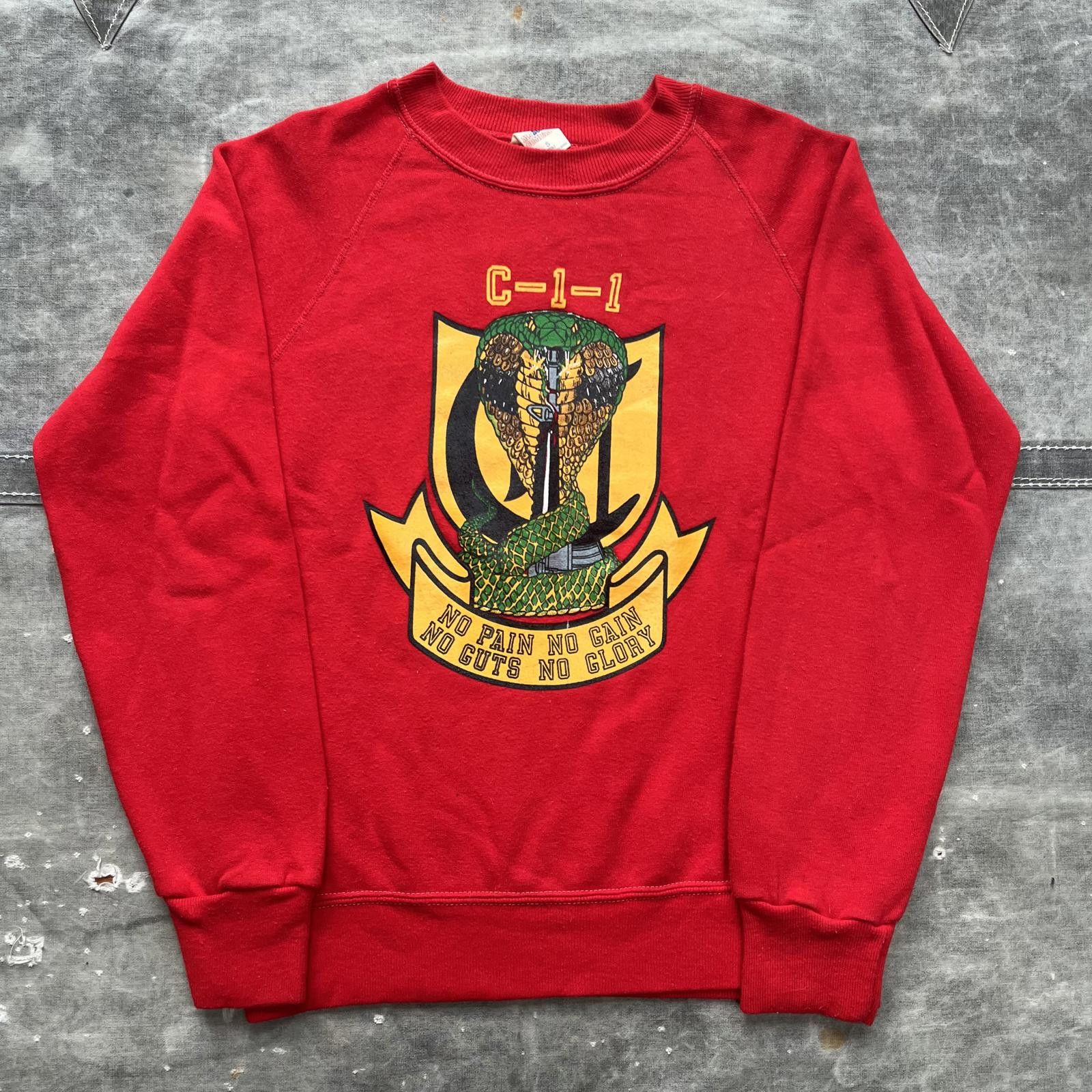 Vintage Vintage Cobra Rifle Military No Pain No Gain Sweatshirt Size US S / EU 44-46 / 1 - 1 Thumbnail