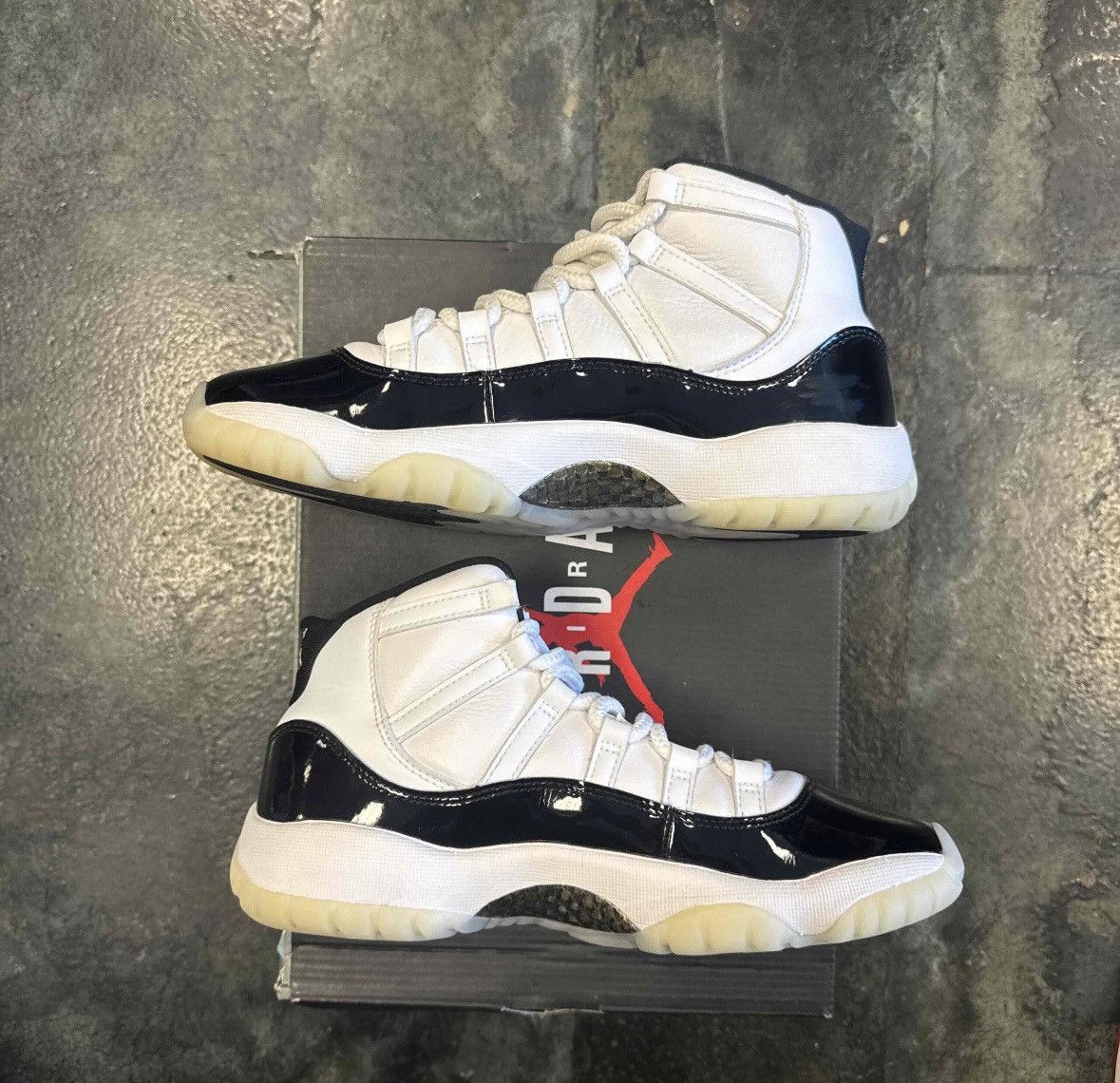 Nike Jordan 11 Gratitude GS Size US 5.5 / EU 38 - 2 Thumbnail