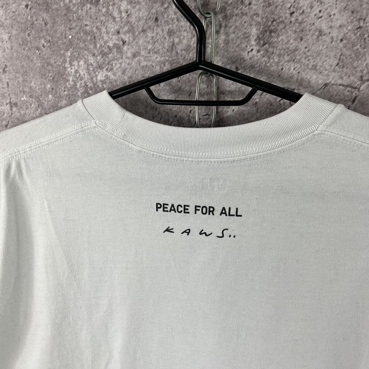 Kaws × Uniqlo Uniqlo x Kaws T-Shirt Planet Earth Big Logo Y2K Size M Size US M / EU 48-50 / 2 - 8 Thumbnail