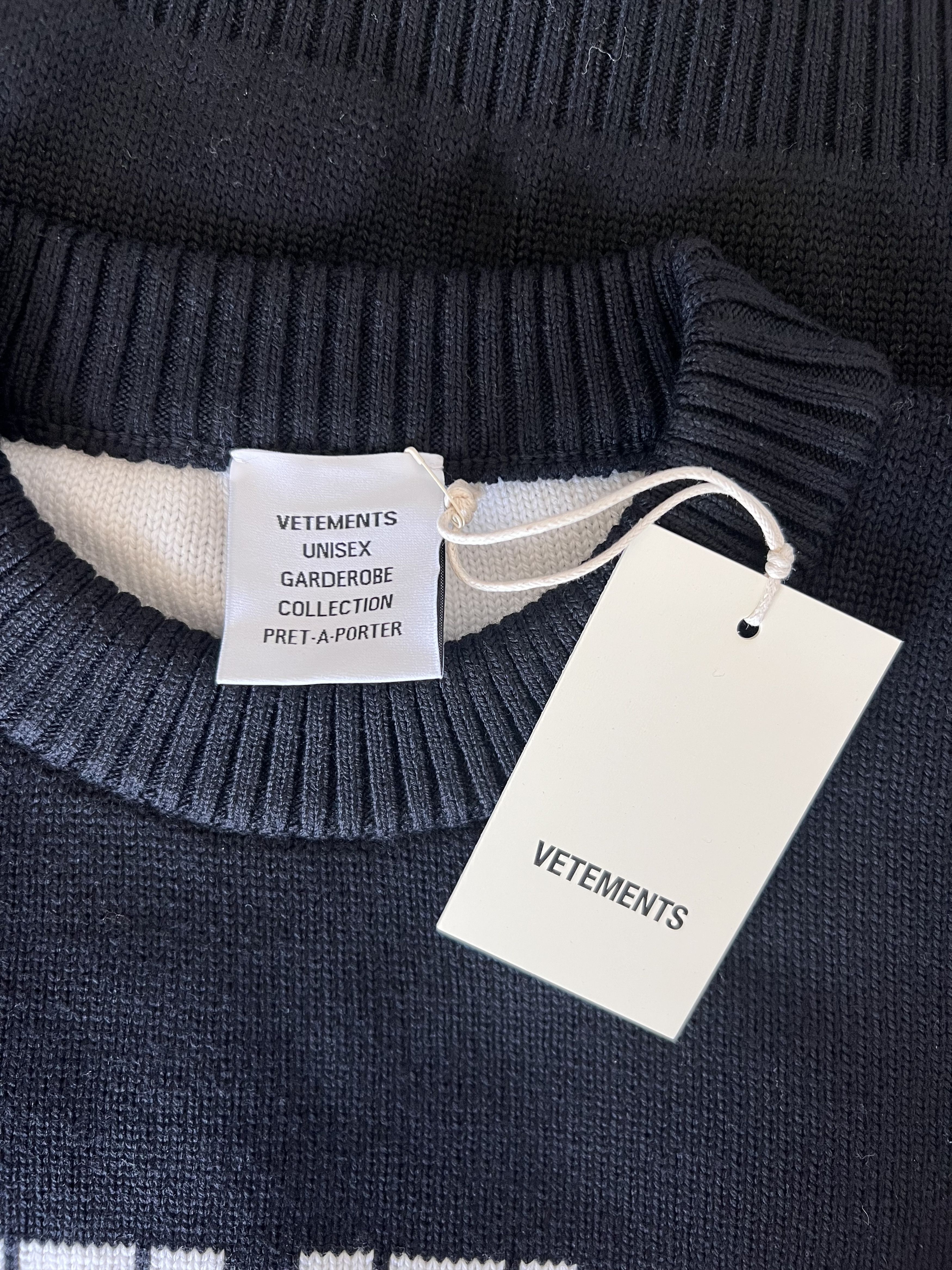 Vetements Vetements Translation Sweater in Black Size US L / EU 52-54 / 3 - 8 Thumbnail