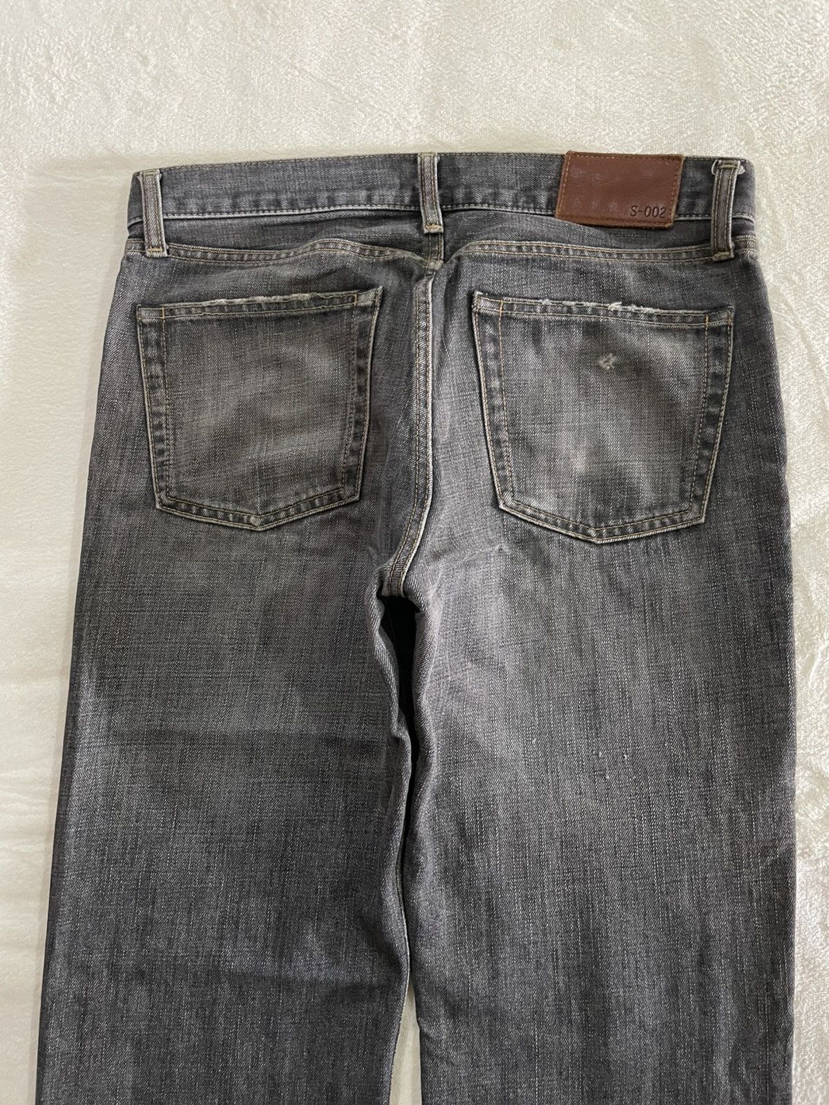 Japanese Brand Vintage Uniqlo Faded Distress Dark Denim Jeans Size US 32 / EU 48 - 10 Thumbnail