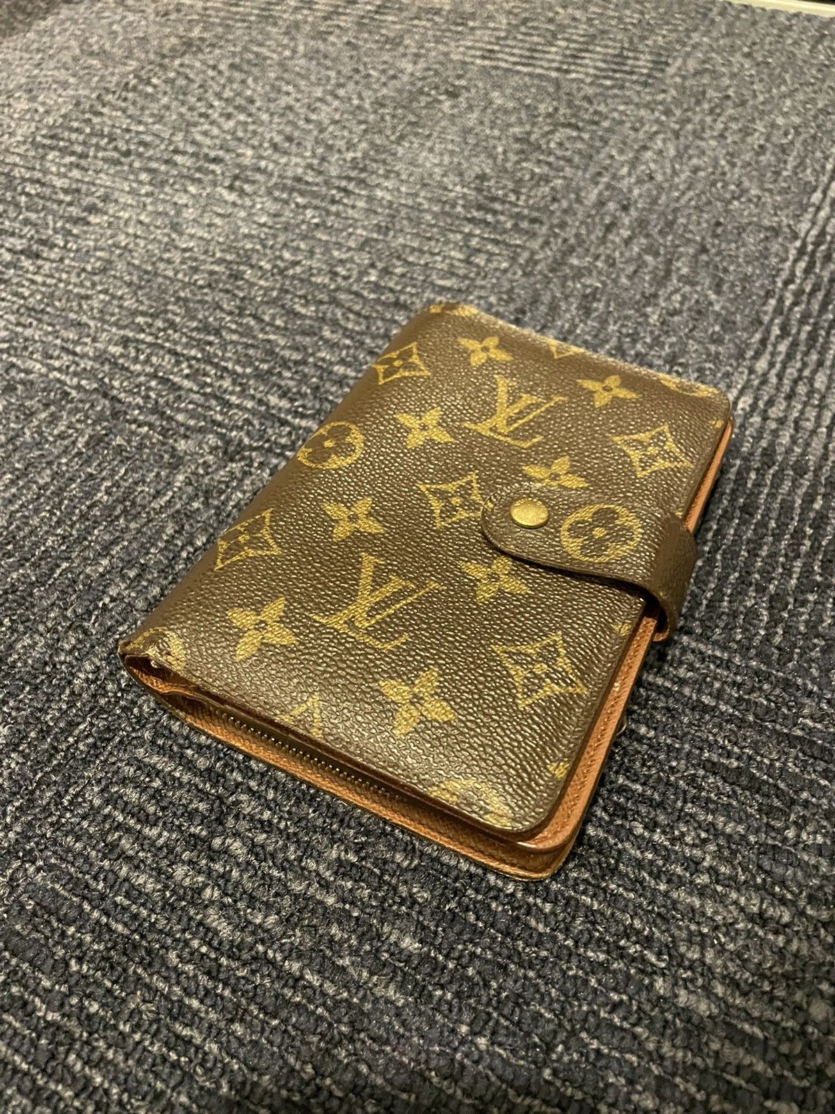 Louis Vuitton Louis Vuitton Bi-fold Wallet In Monogram Size ONE SIZE - 1 Thumbnail