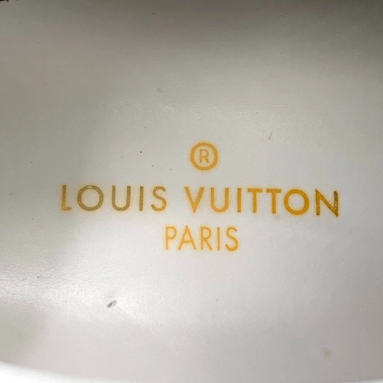 Louis Vuitton Louis Vuitton White logo flat casual white shoes Size US 5 / IT 35 - 7 Thumbnail
