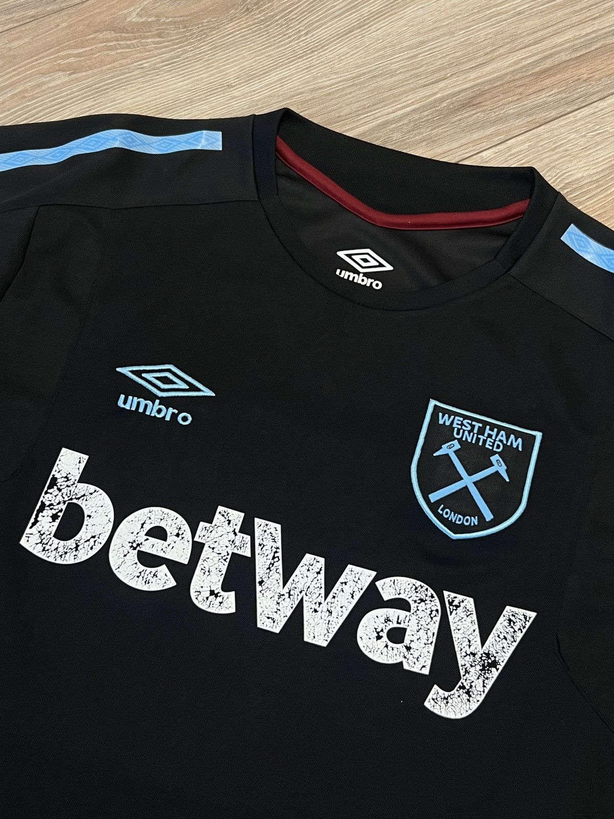Umbro Soccer Jersey Chicharito 17 West Ham United Vintage Rare Size US M / EU 48-50 / 2 - 4 Thumbnail