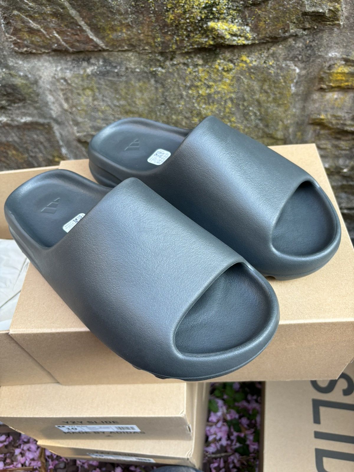 Adidas Yeezy Slide Dark Onyx Size 11 ID5103