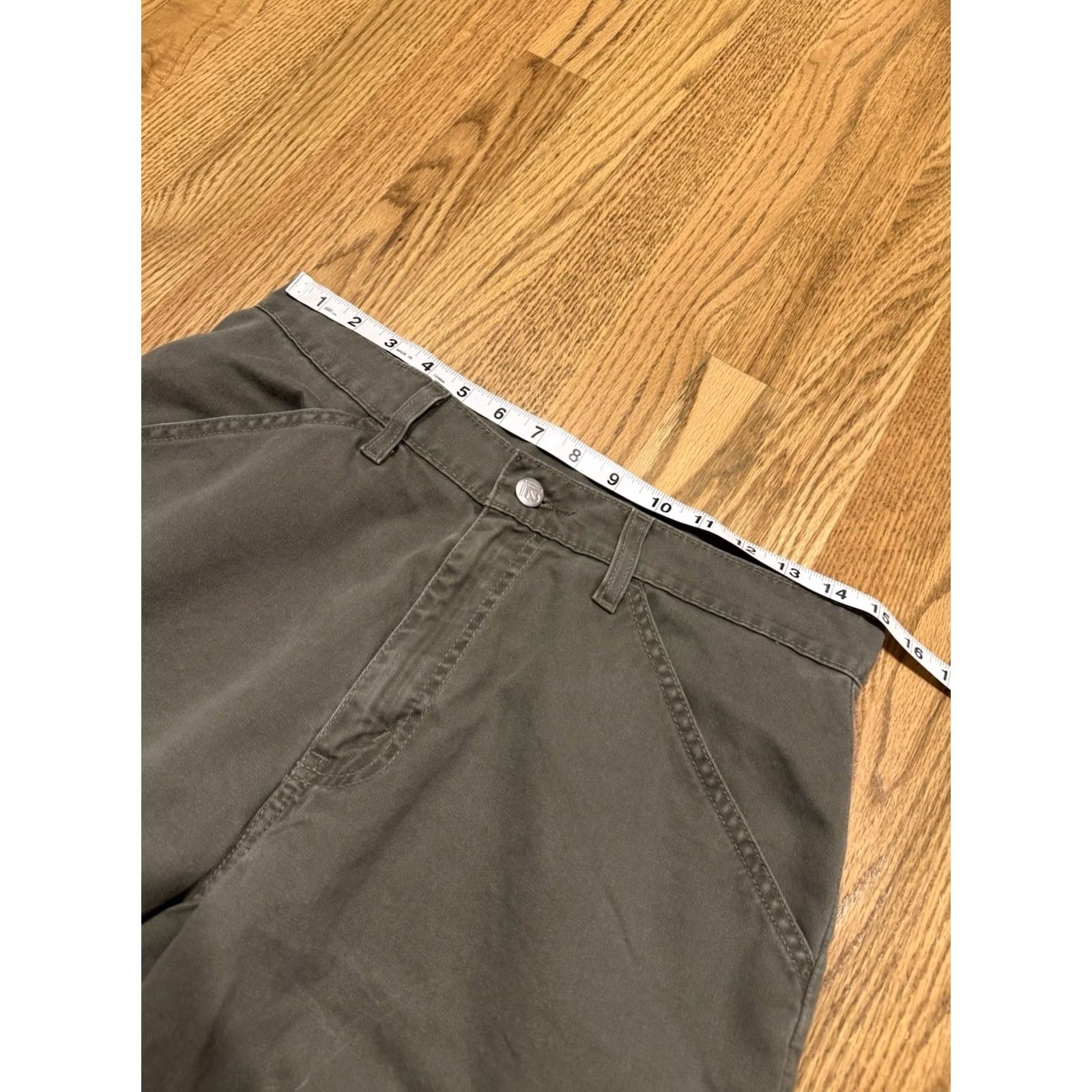 Levi's VINTAGE Levi’s Silvertab Khakis Shorts Cargo Mens 30 Green 90s Y2K Skater Vtg Size US 30 / EU 46 - 4 Thumbnail