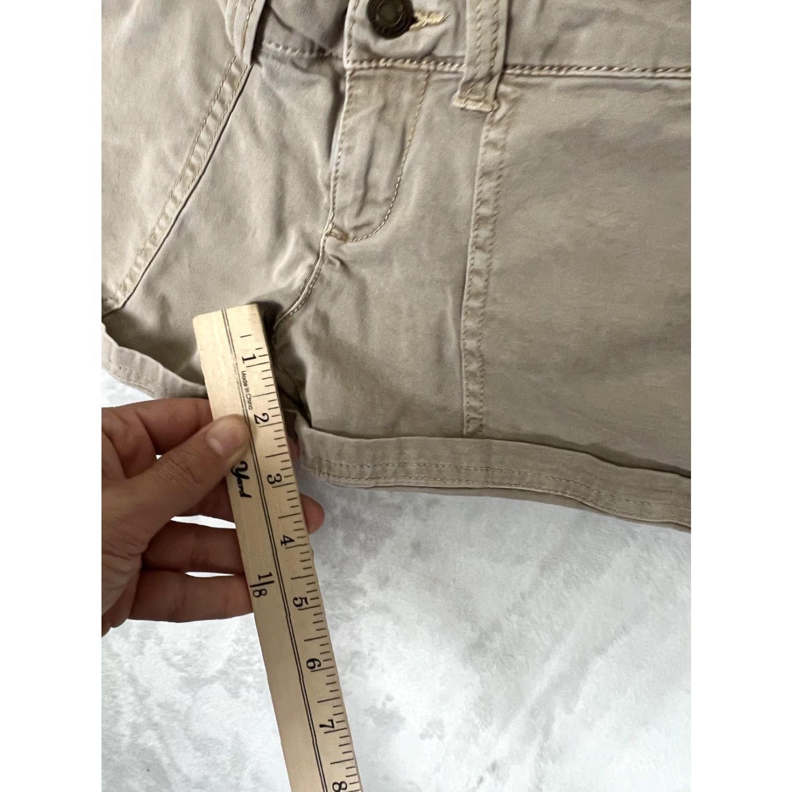 Mossimo VINTAGE Mossimo Supply Co. Shorts Juniors 00 Beige Mid-Rise Midi Chino Women Casual 98% Cotton 2% Spandex Twill Flat Front Button Pockets Back Size 24" / US 00 / IT 34 - 3 Thumbnail