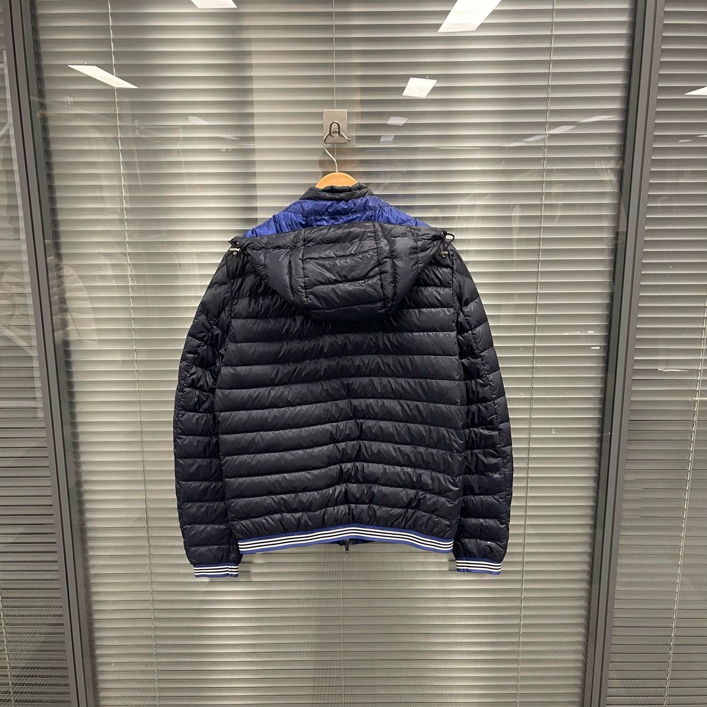 Moncler Moncler black blue colorblock side logo puffer 4 95new Size US XL / EU 56 / 4 - 2 Thumbnail