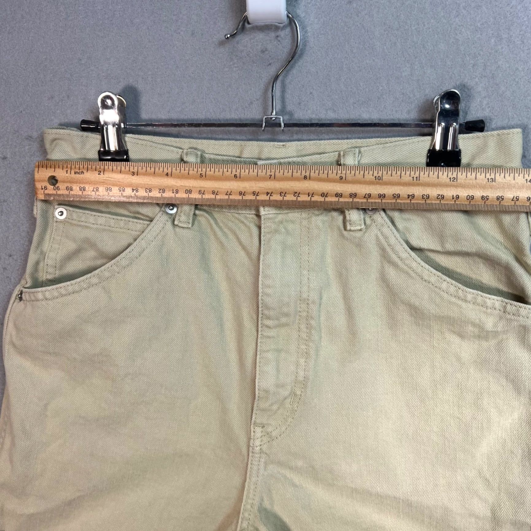 Uniqlo VINTAGE Uniqlo U Womens Khaki High-Waisted Denim Shorts 28 in Waist Denim Cotton Flat Front 4 in Inseam Khaki Womens 28 in Waist City/Brand Info Size 28" / US 6 / IT 42 - 5 Thumbnail