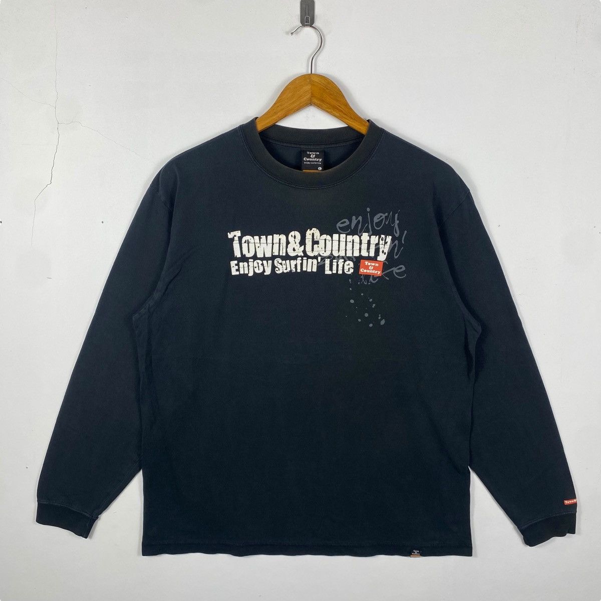 Vintage Vintage 00's TOWN & COUNTRY Enjoy Surfin' Life Faded Size US L / EU 52-54 / 3 - 5 Thumbnail