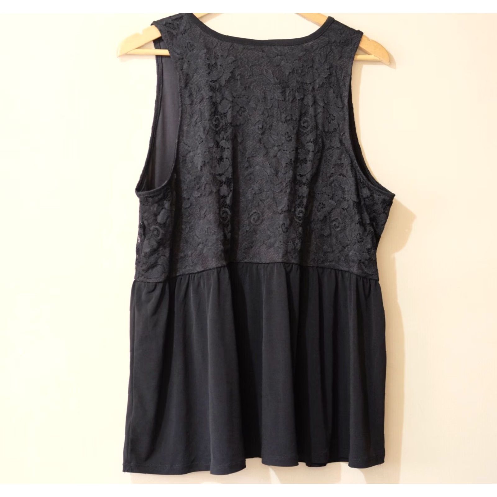 Torrid Torrid Black Lace Top Sleeveless Tunic Women's Size 1 Shirt Blouse Lace Nylon/Spandex Spring Summer VINTAGE? No (omit) Size XS / US 0-2 / IT 36-38 - 4 Thumbnail