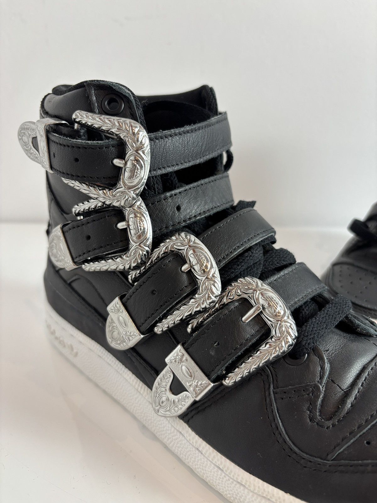 Adidas × Jeremy Scott adidas x Jeremy Scott JS Forum Hi Silver Buckle Size US 8.5 / EU 41-42 - 4 Thumbnail