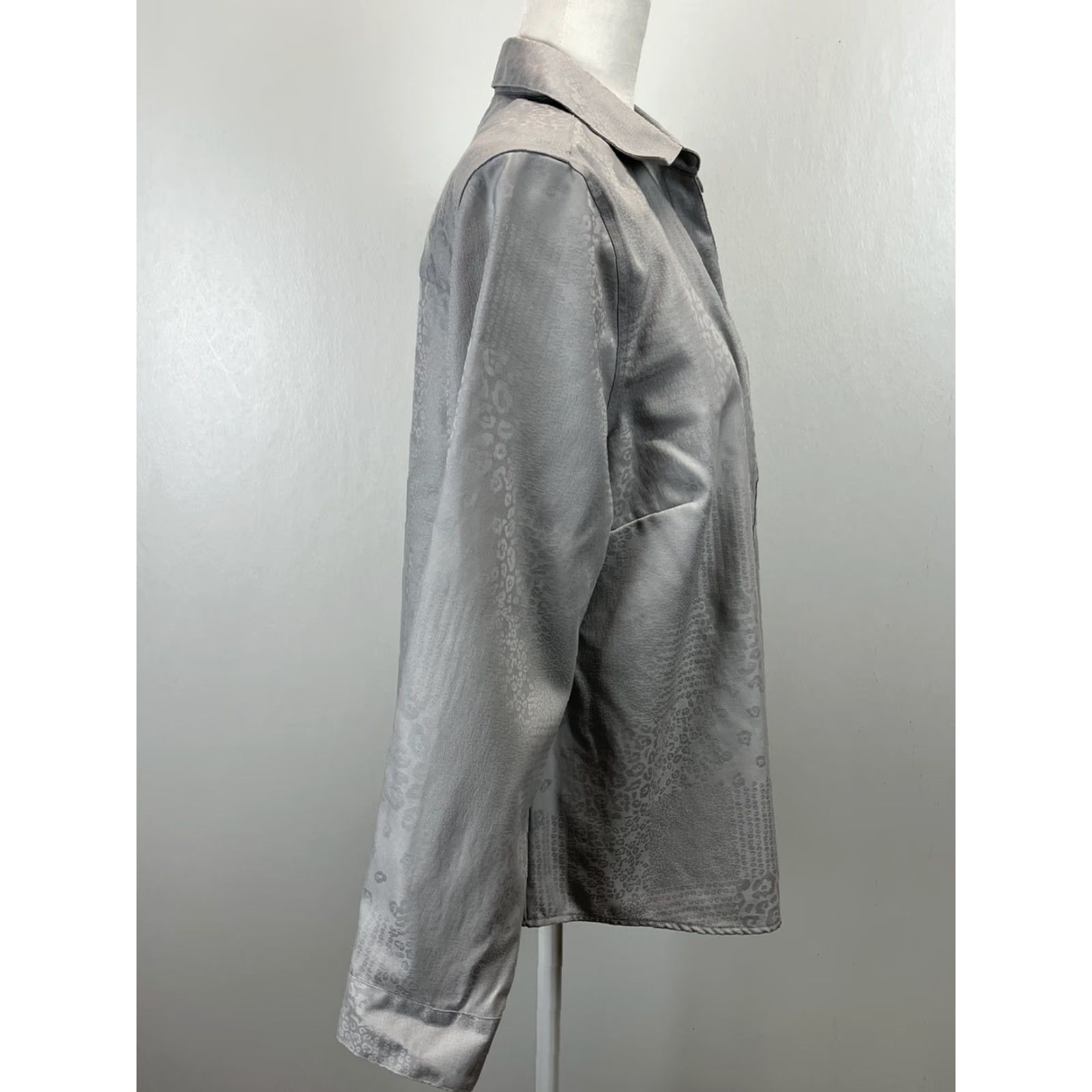 Vintage VINTAGE? Chico's Shirt Button-Up Women L Gray Wrinkle-Resistant Animal Print Sheen 2/US Large Women Size L / US 10 / IT 46 - 4 Thumbnail
