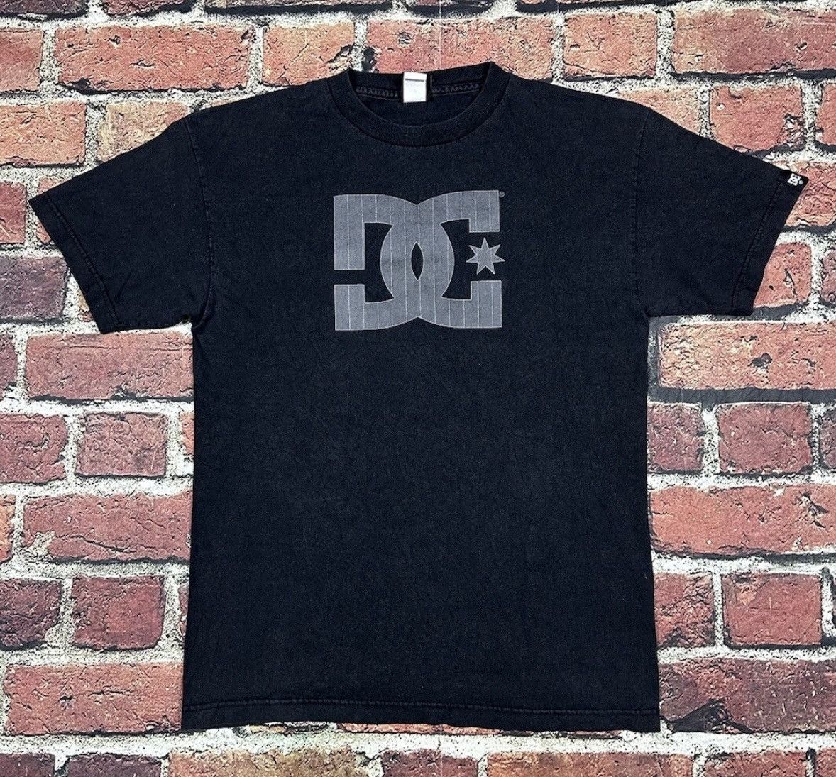 DC Vintage DC Shoes Logo Tee Skateboarding Cyber Grunge Y2K Size US M / EU 48-50 / 2 - 1 Thumbnail