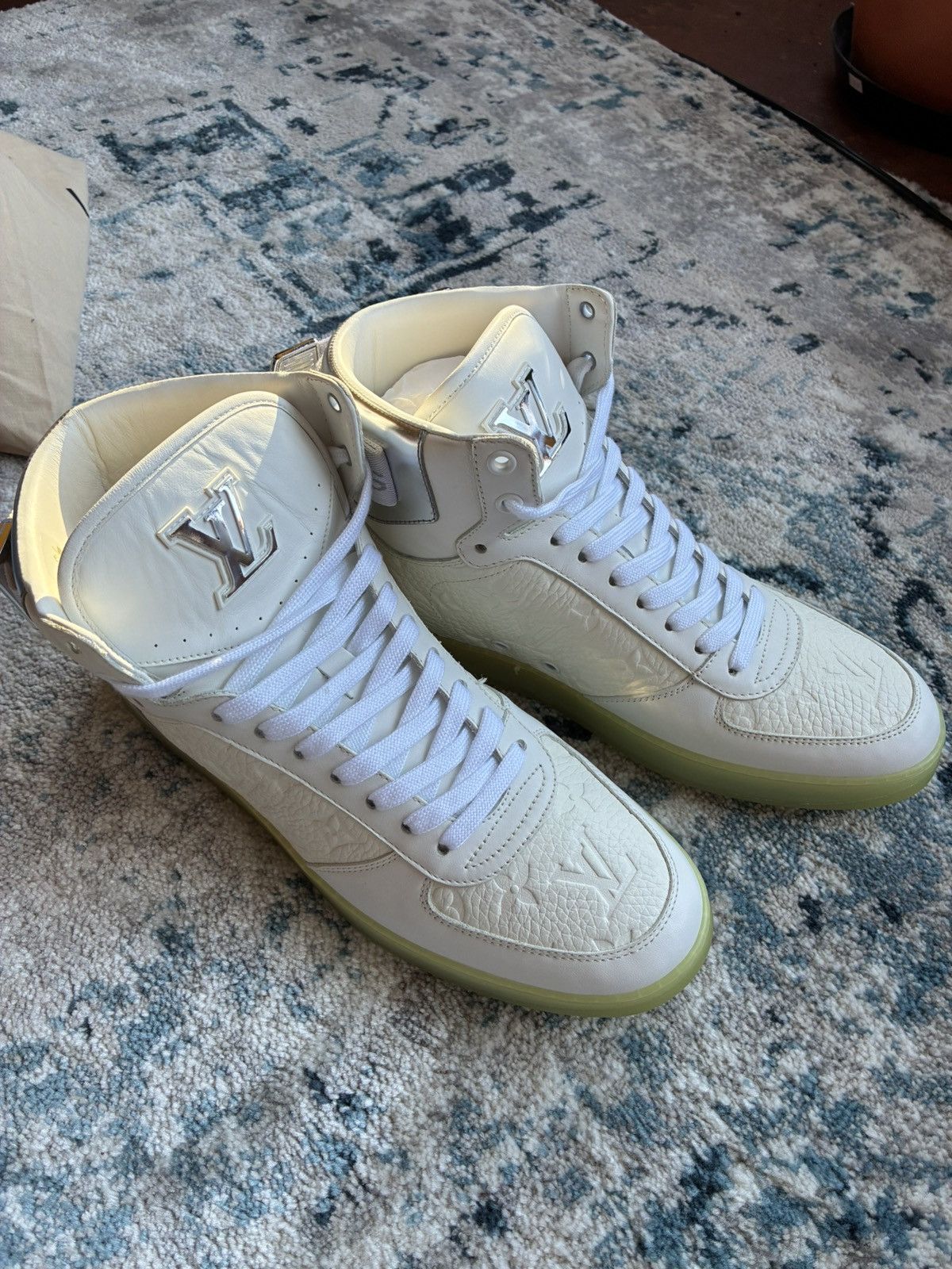 Louis Vuitton Louis Vuitton Rivoli Sneaker Monogram White Leather Size US 7 / EU 40 - 1 Thumbnail
