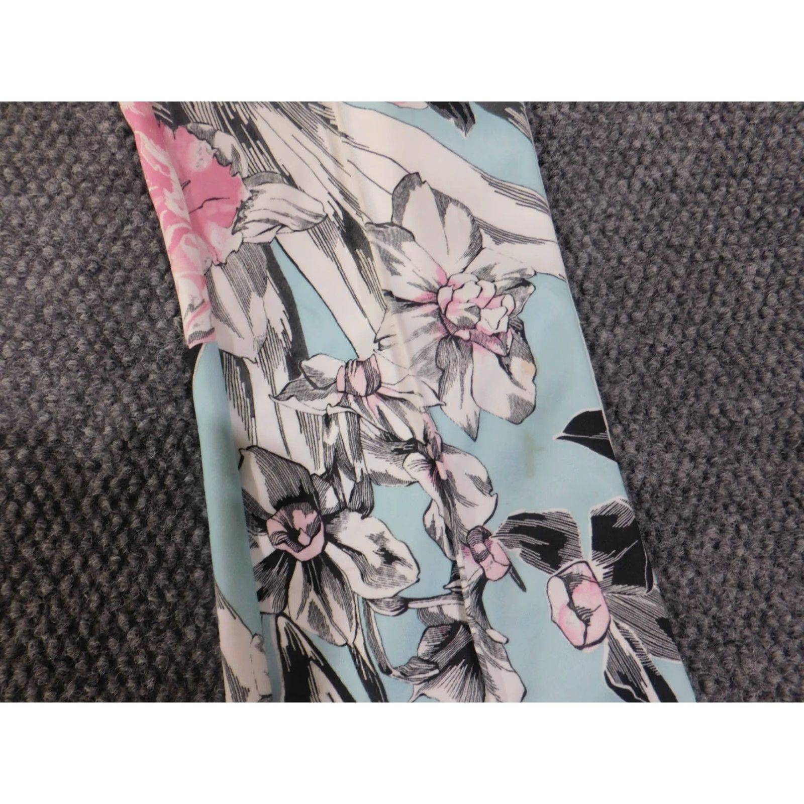 Nike **Blue Floral Nike Sweatpants Women's Small Stretch Active** User: **Blue Floral Nike Women's Sweatpants Size Small Stretch Active** Size 28" / US 6 / IT 42 - 4 Thumbnail