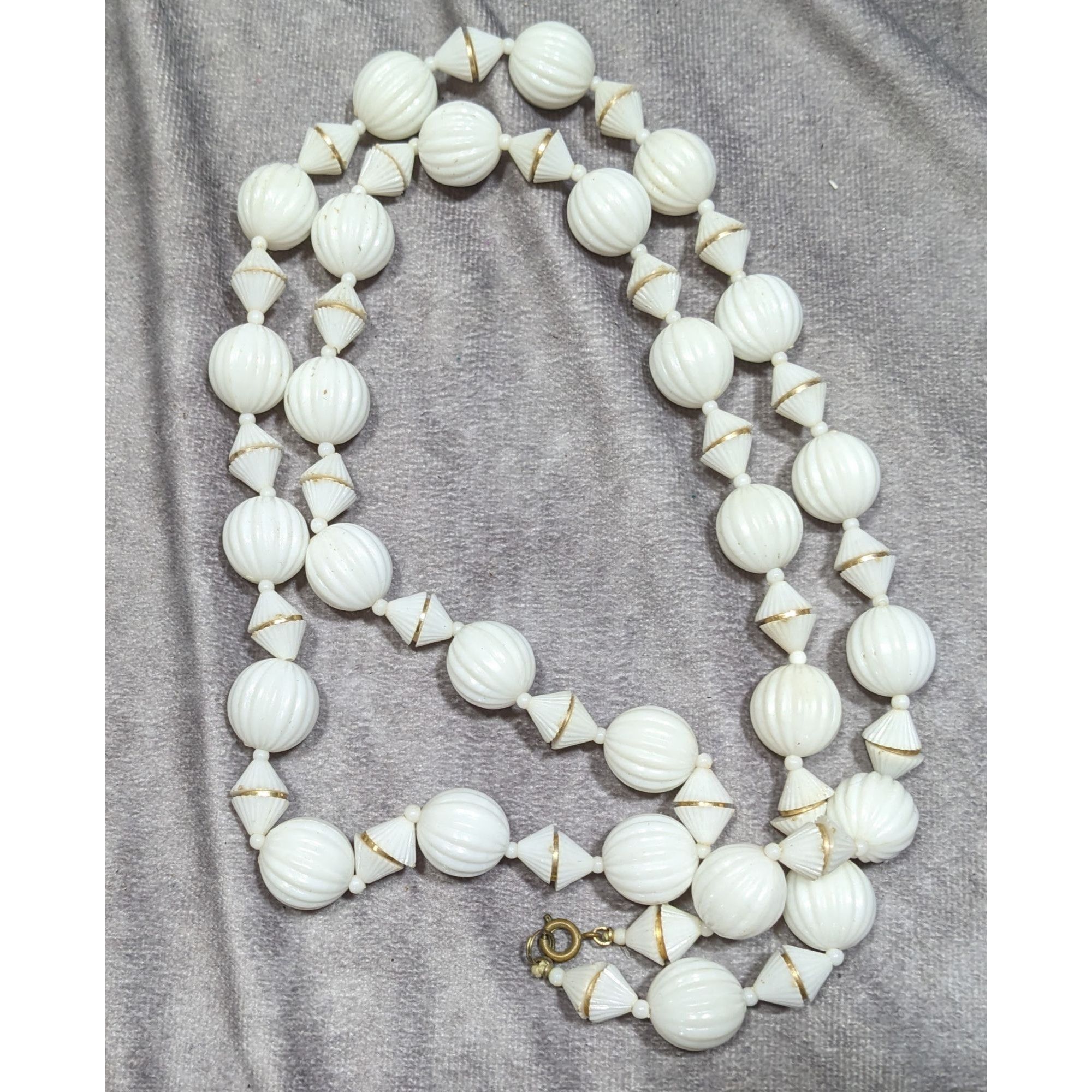 Other Vintage Retro White Beaded Necklace With Gold Accents Size ONE SIZE - 6 Thumbnail
