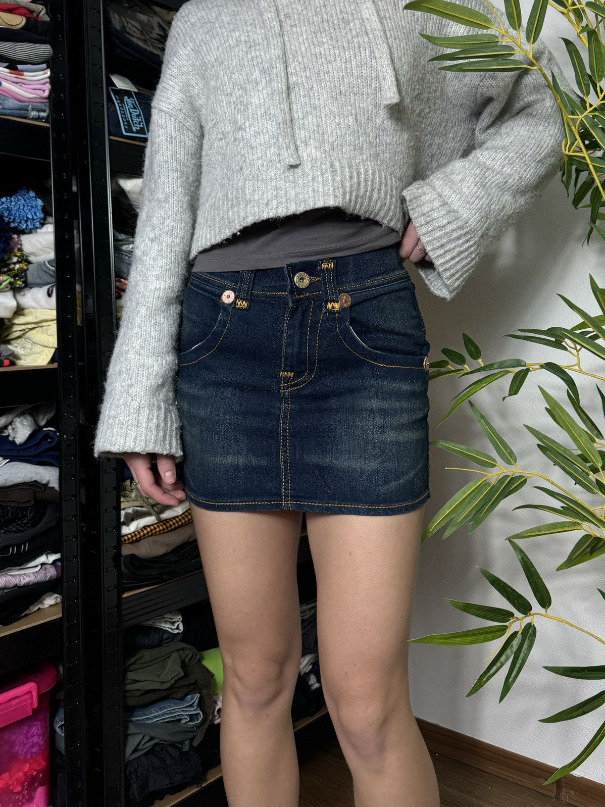 True Religion TRUE RELIGION DENIM CONTRAST STITCH MINI SKIRT Size 26" / US 2 / IT 38 - 7 Thumbnail
