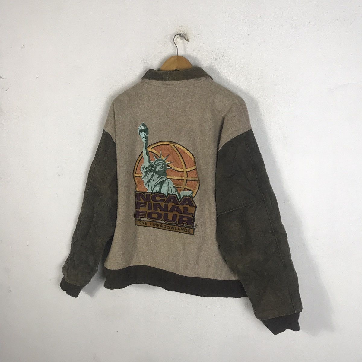 NCAA × Vintage 🔥Rare🔥Vintage ‘96 NCAA MEADOWLANDS FINAL FOUR Varsity Jacket Size US L / EU 52-54 / 3 - 9 Thumbnail