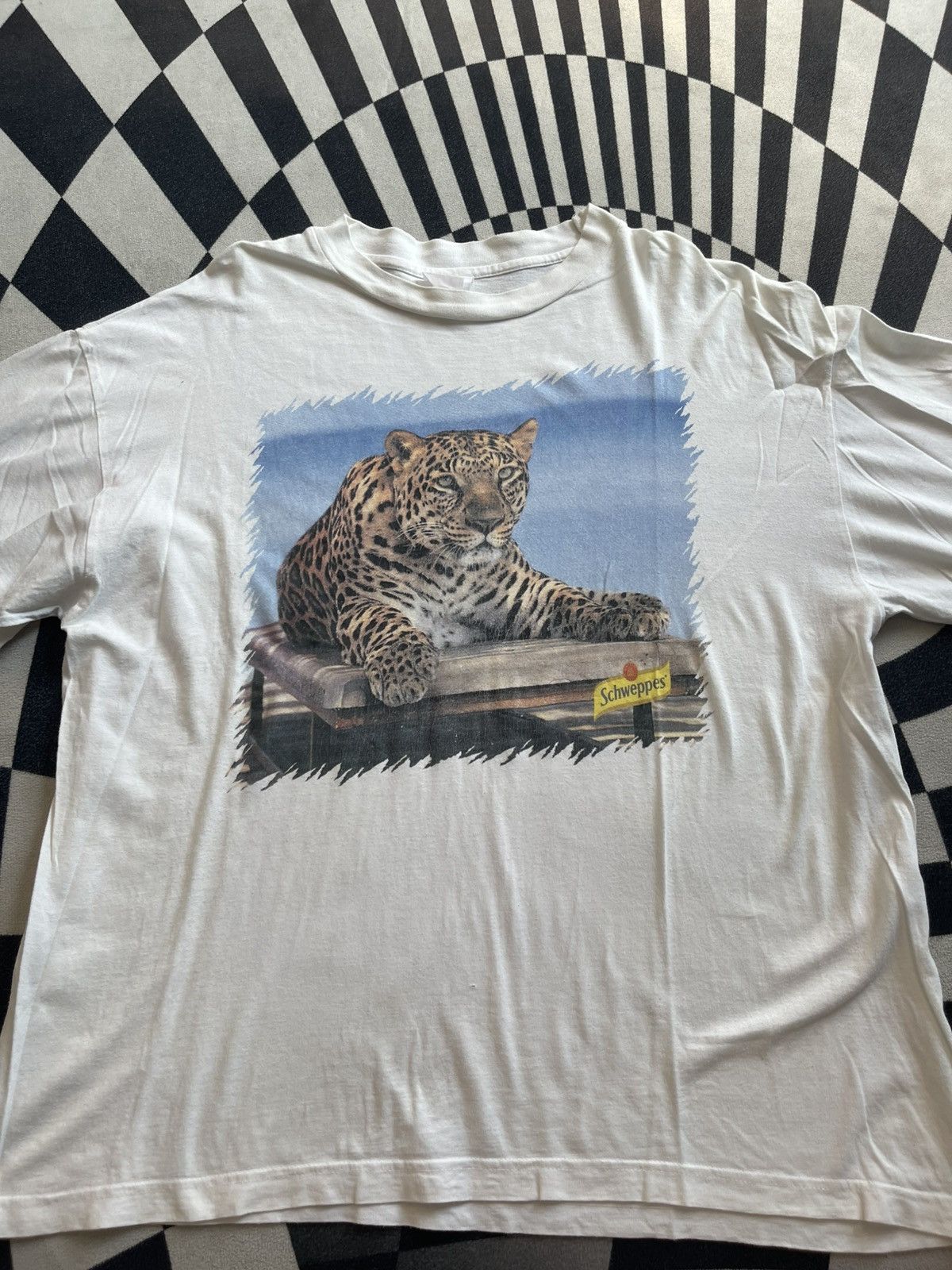 Vintage Vintage 90s Schweppes Leopard Wildlife Promo T-Shirt Size US XL / EU 56 / 4 - 2 Thumbnail