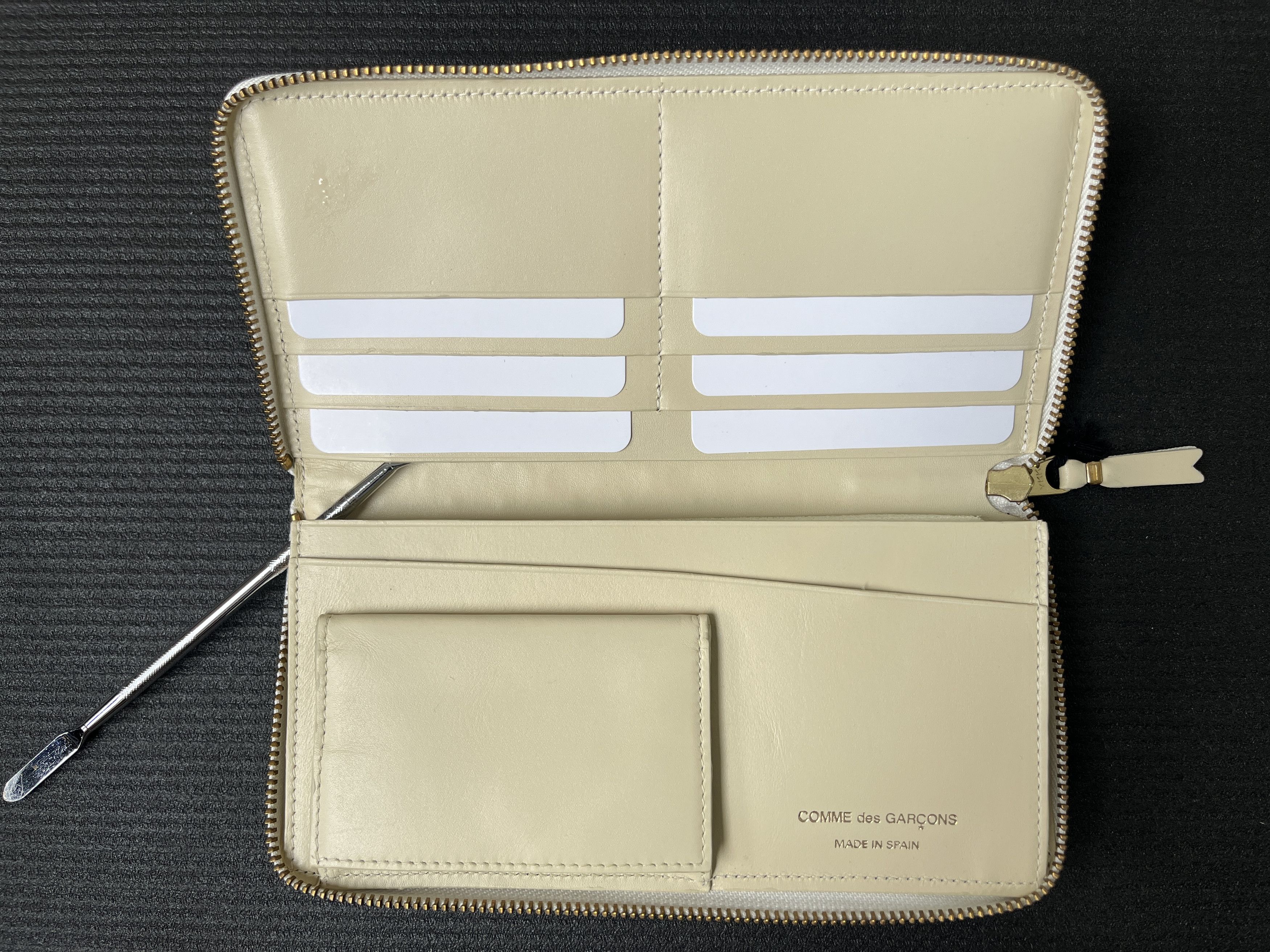Comme des Garcons Comme des Garcons Embossed B Leather Zip Long Wallet Size ONE SIZE - 4 Thumbnail