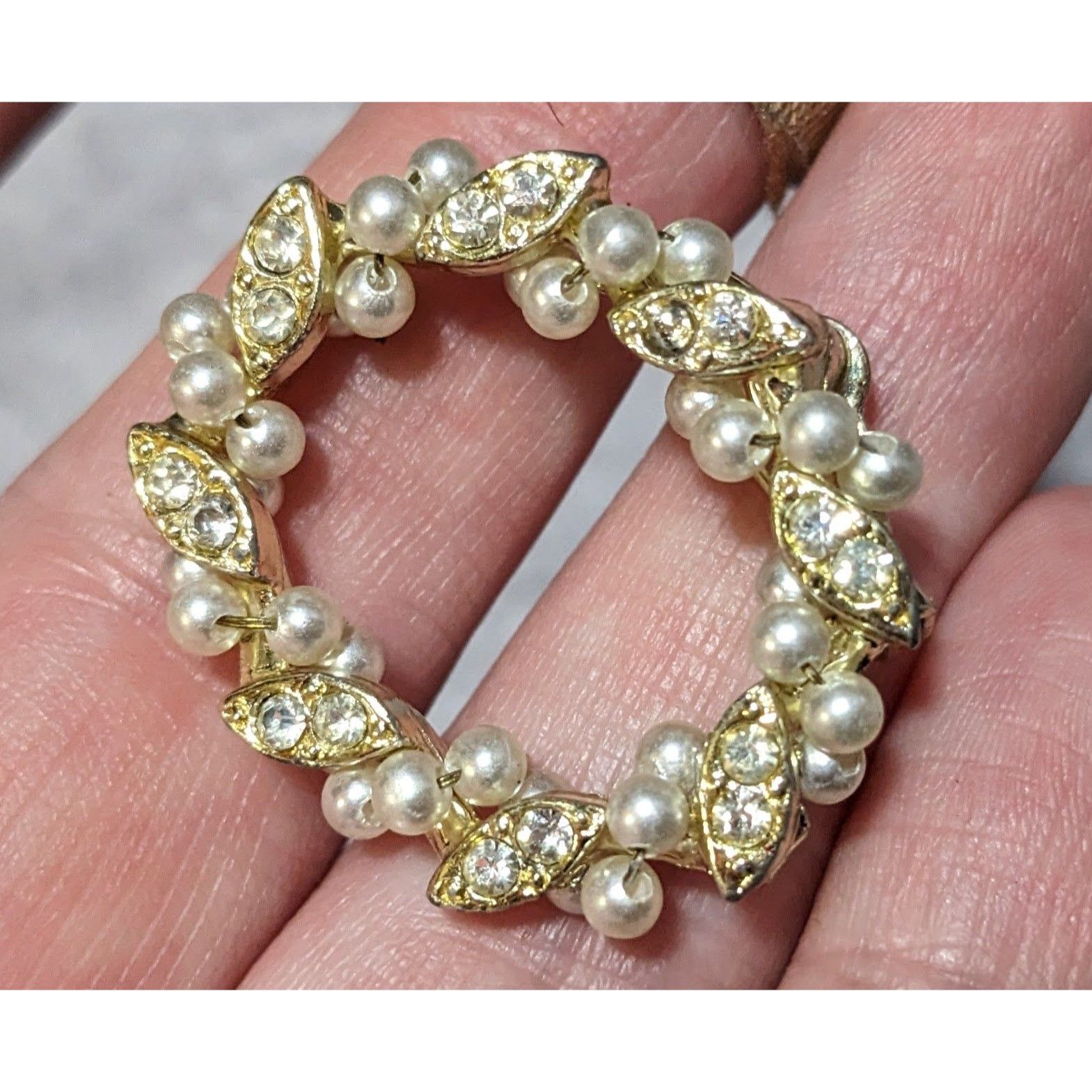 Other Vintage Gold Tone Rhinestone Faux Pearl Wreath Brooch Size ONE SIZE - 8 Thumbnail
