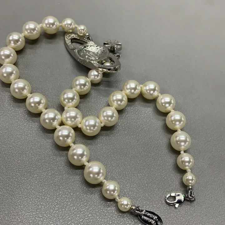Vivienne Westwood Vivienne Westwood Pearl Bas Relief Choker Necklace Size ONE SIZE - 6 Thumbnail